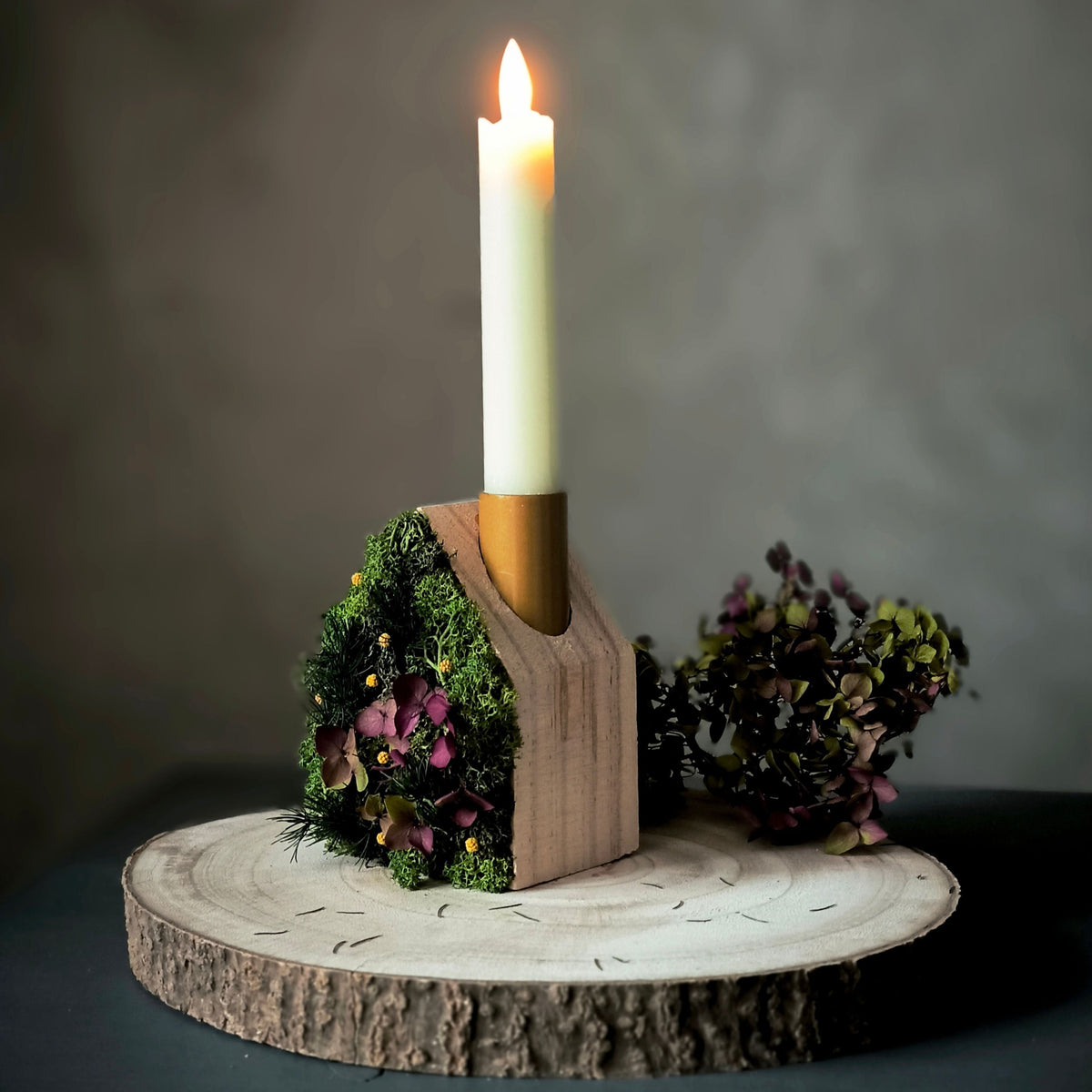 Mosslight Cottage – Holzhaus mit LED-Echtwachskerze, Moos & Trockenblumen Seitenansicht
