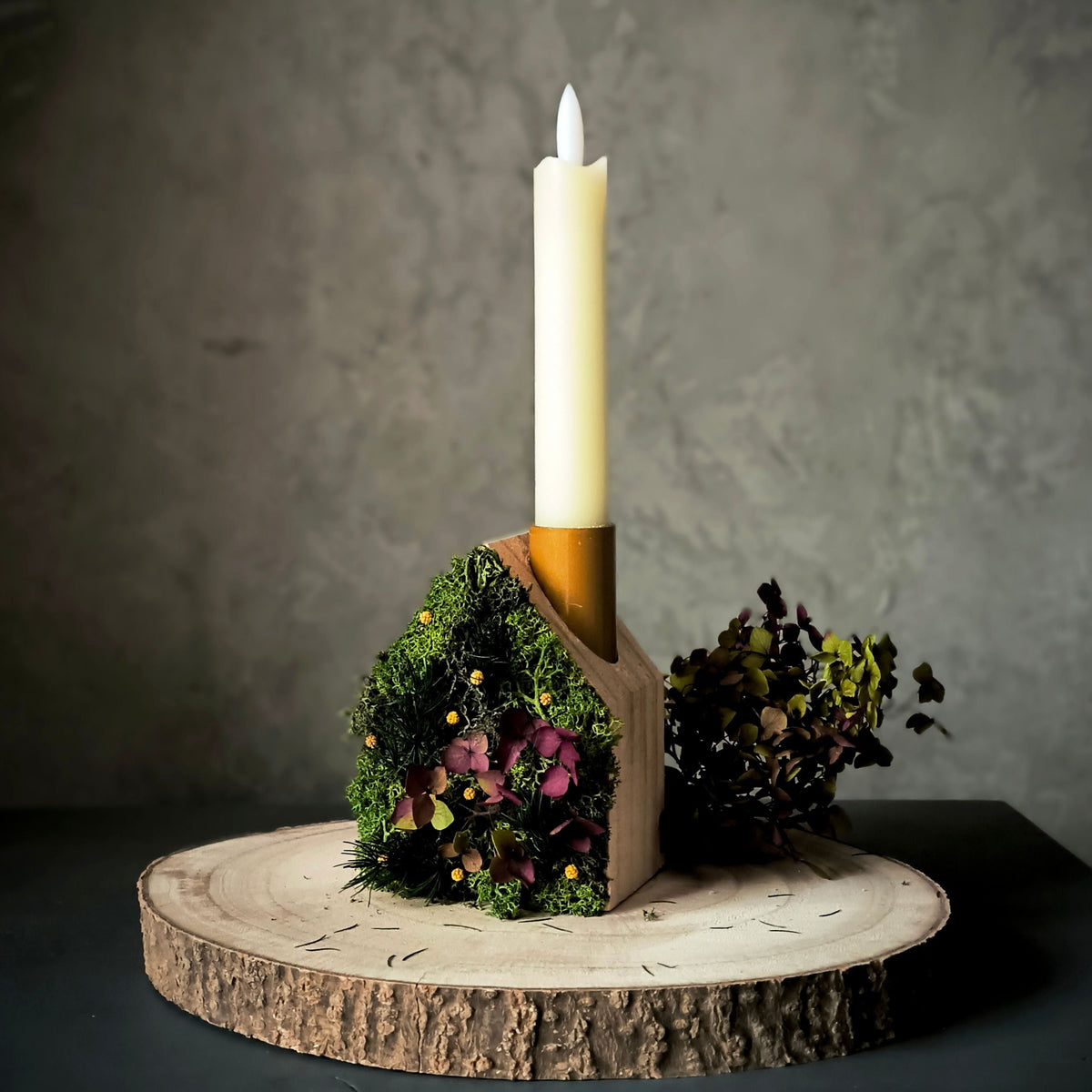Mosslight Cottage – Holzhaus mit ausgeschalteter LED-Echtwachskerze, Moos & Trockenblumen