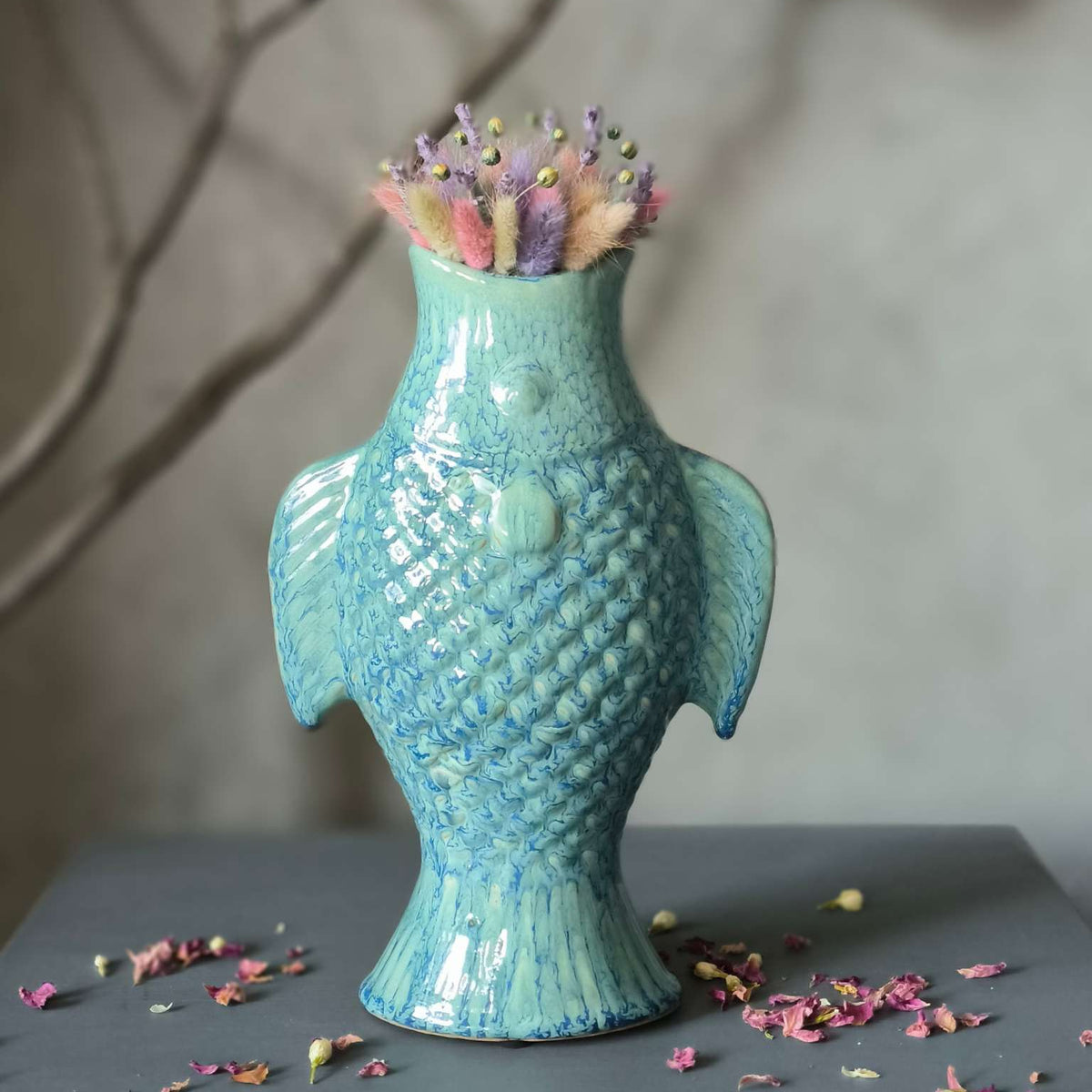 Ocean Bloom – Keramikvase in Fischform mit Trockenblumen