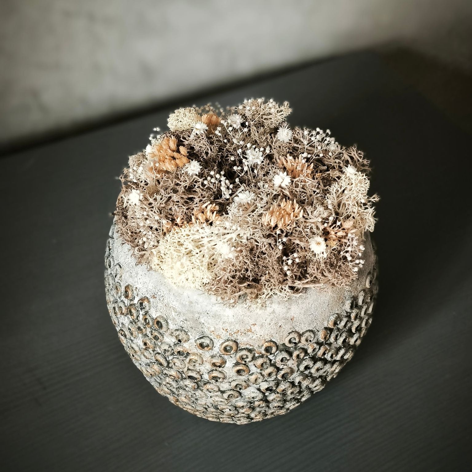 Ocean Whisper Betongefäß mit Trockenblumen in koralleninspirierter Struktur Detailbild