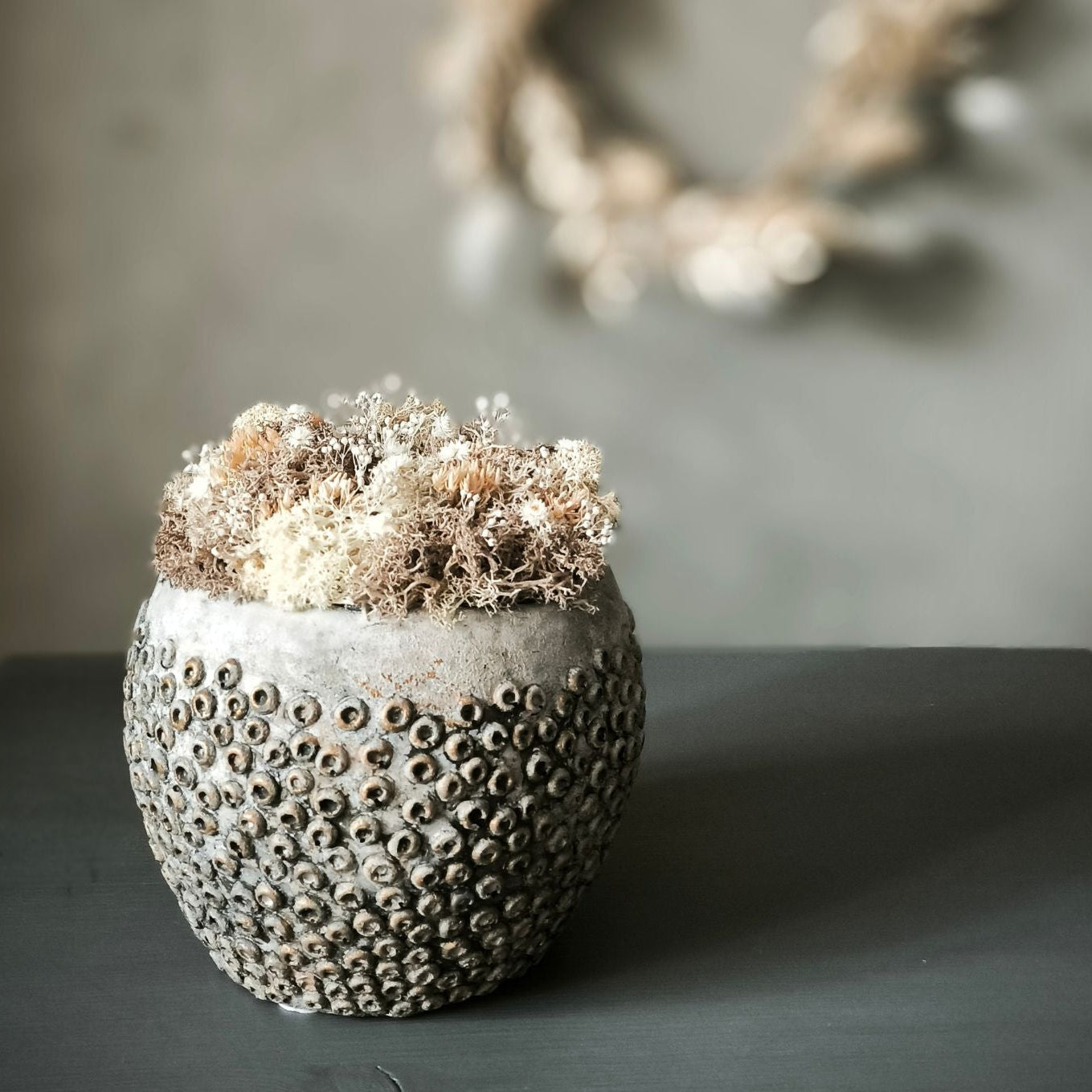 Ocean Whisper Betongefäß mit Trockenblumen in koralleninspirierter Struktur Titelbild