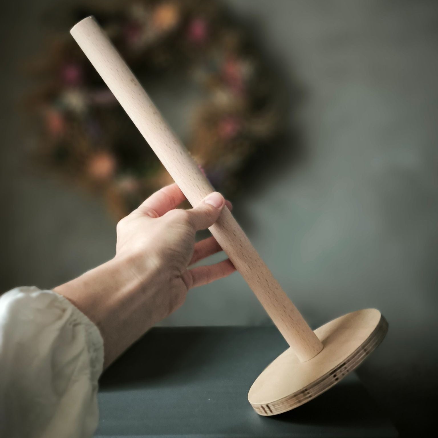 Standwood Küchenrollenhalter aus Multiplex und Buche in der Hand