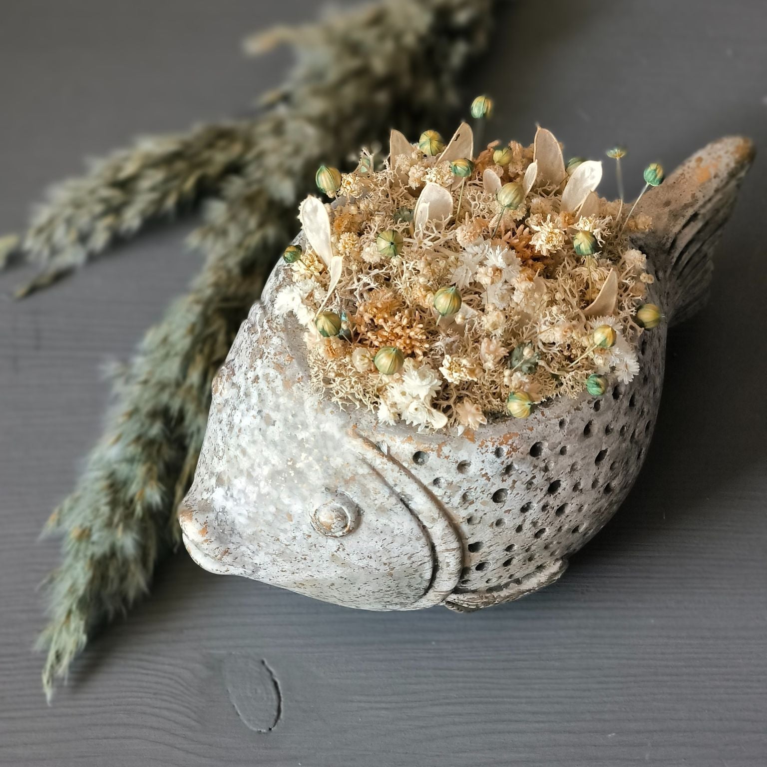 Sea Calm Betongefaess in Fischform mit Trockenblumen Ansicht von oben
