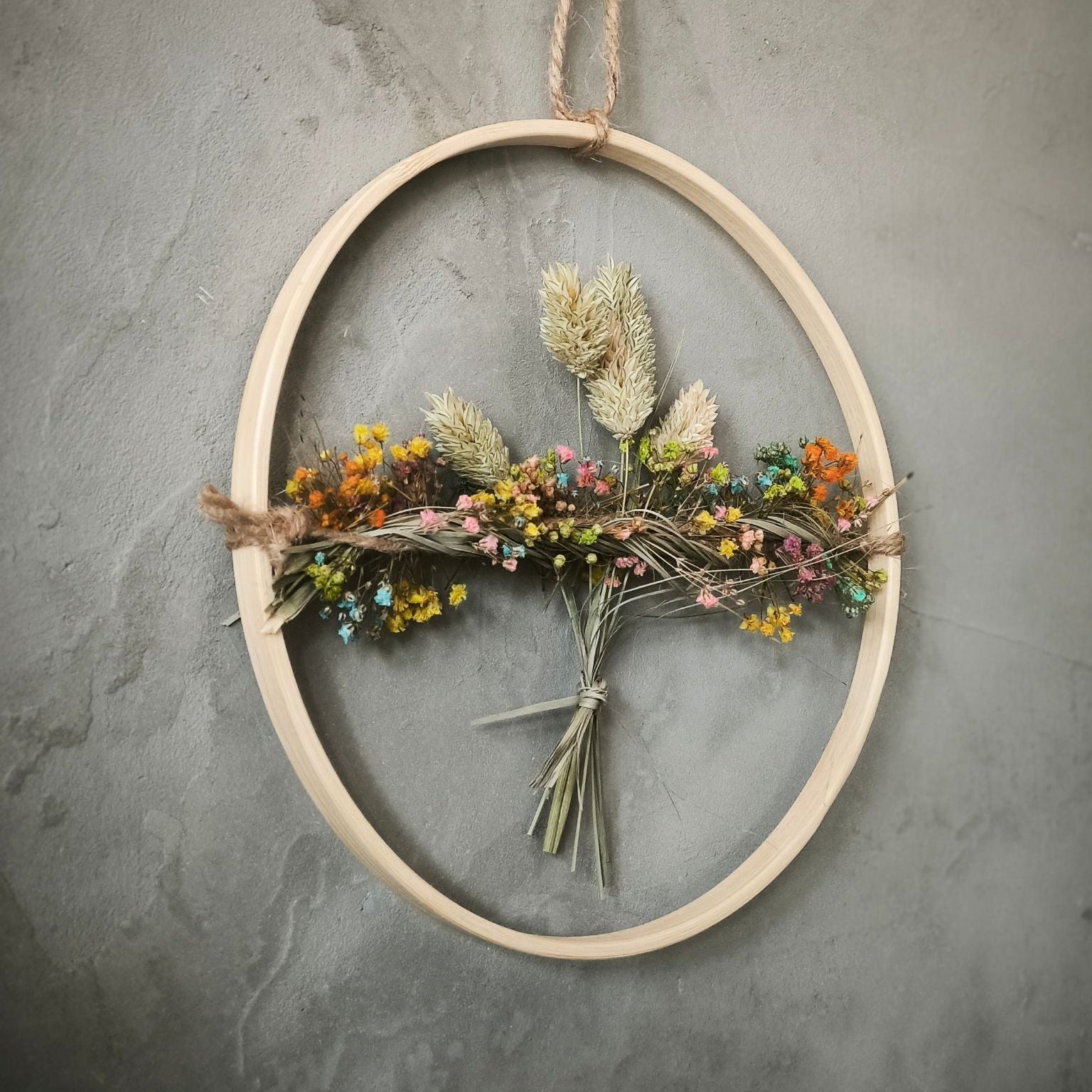 Spring Palm Ring Bambusring mit Palmfaser buntem Schleierkraut Detailbild von links