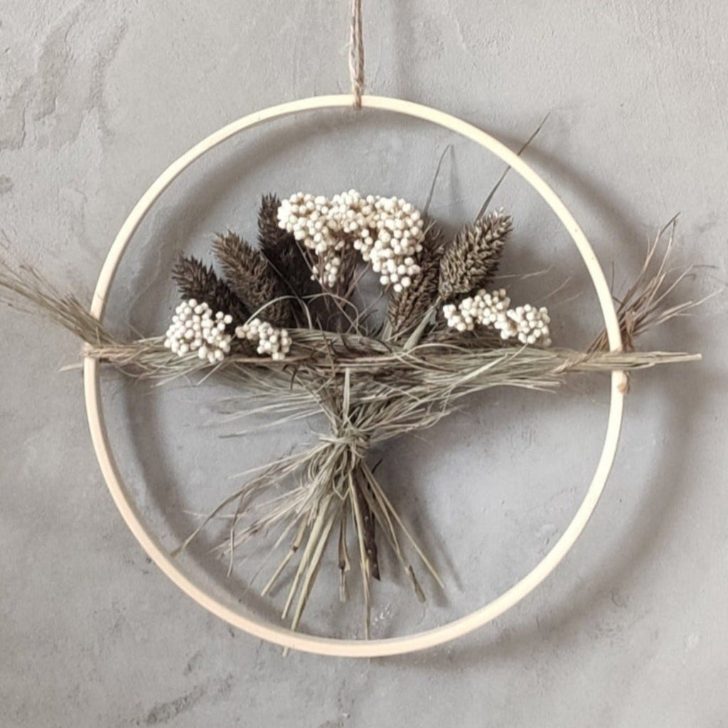 Harmonischer Trockenblumenring – Dezente Naturtöne für stilvolle Akzente