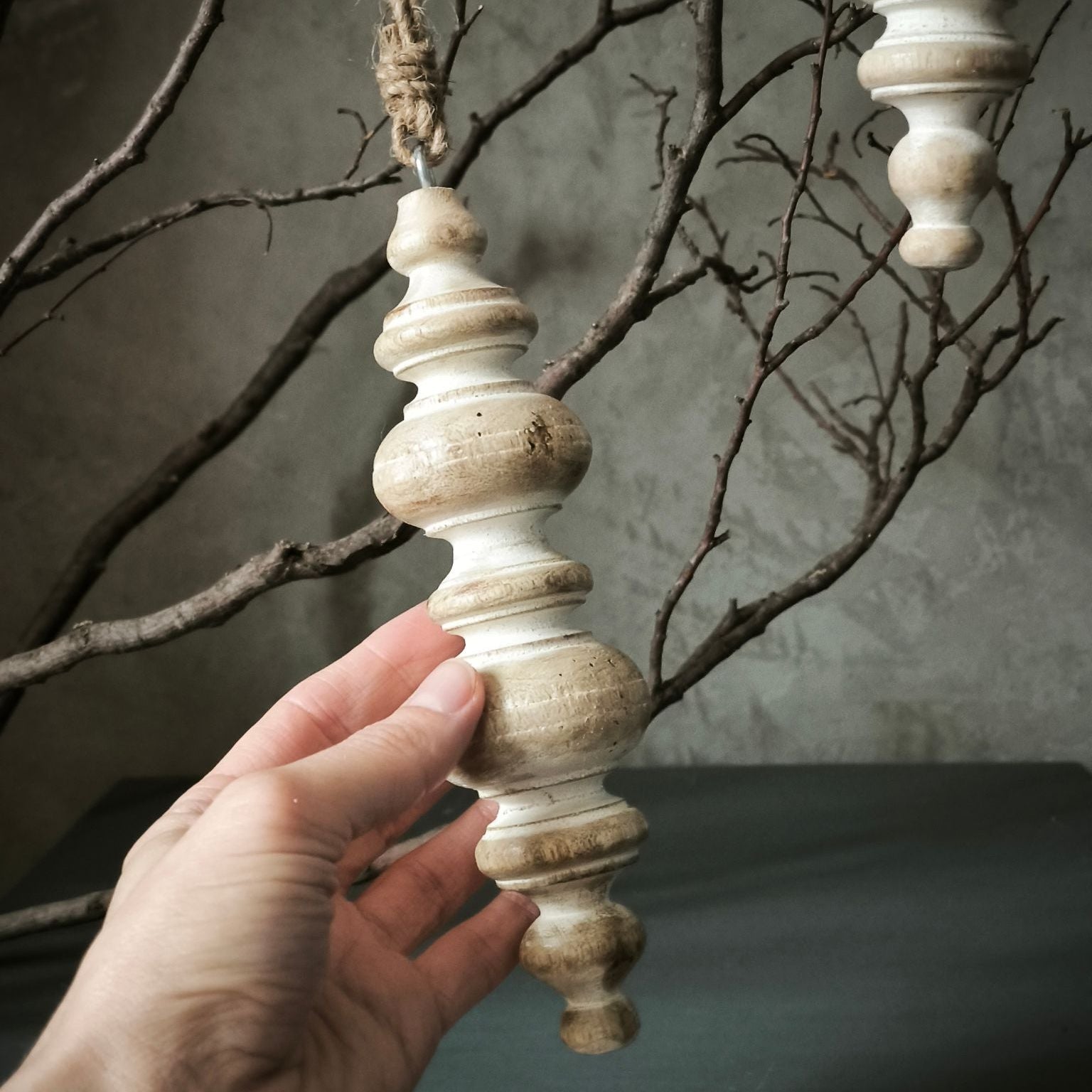 Wood Column gedrechseltes Holzornament zum Hängen in der Hand