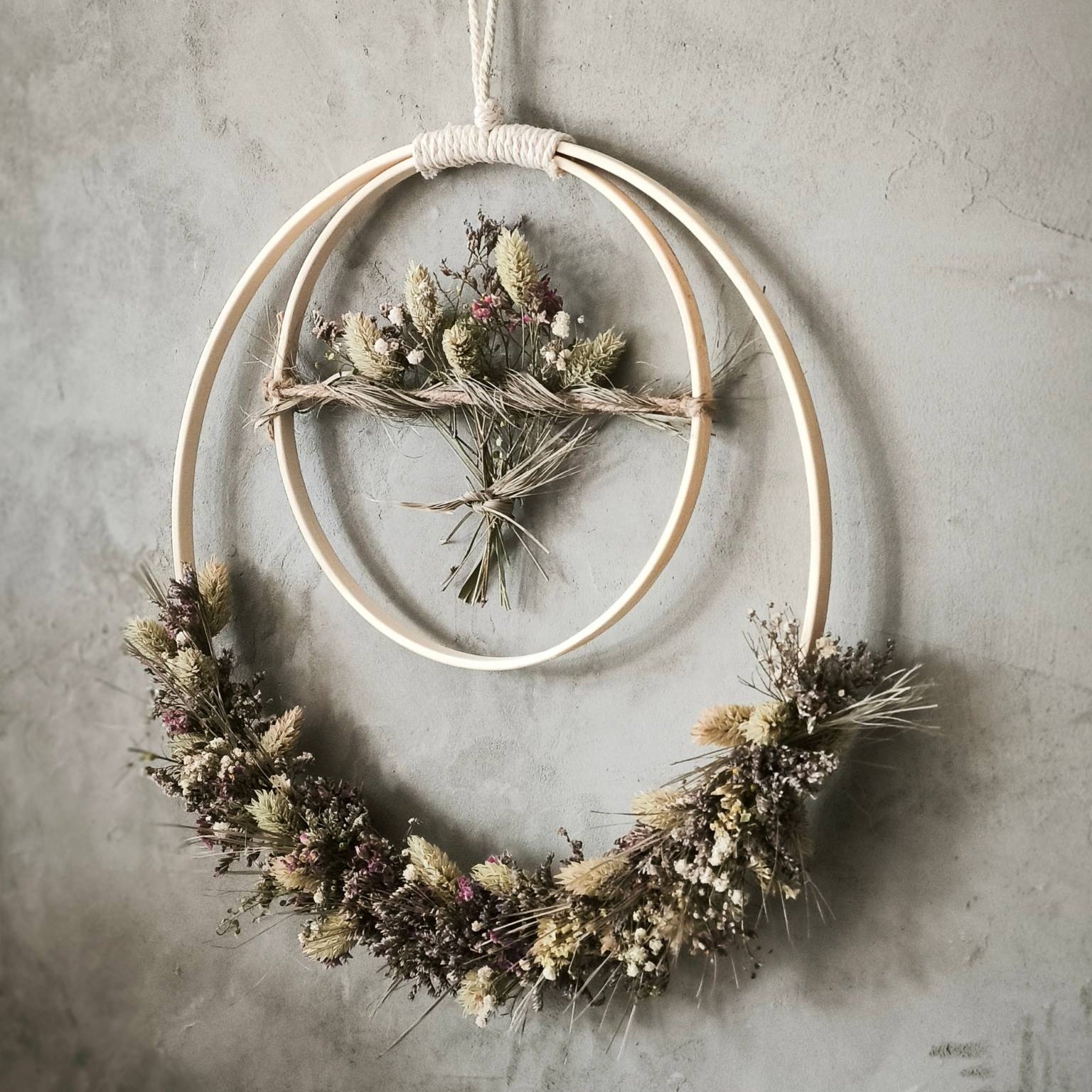 Wild Meadow Ring Doppelter bambusring mit Trockenblumen Detailansicht