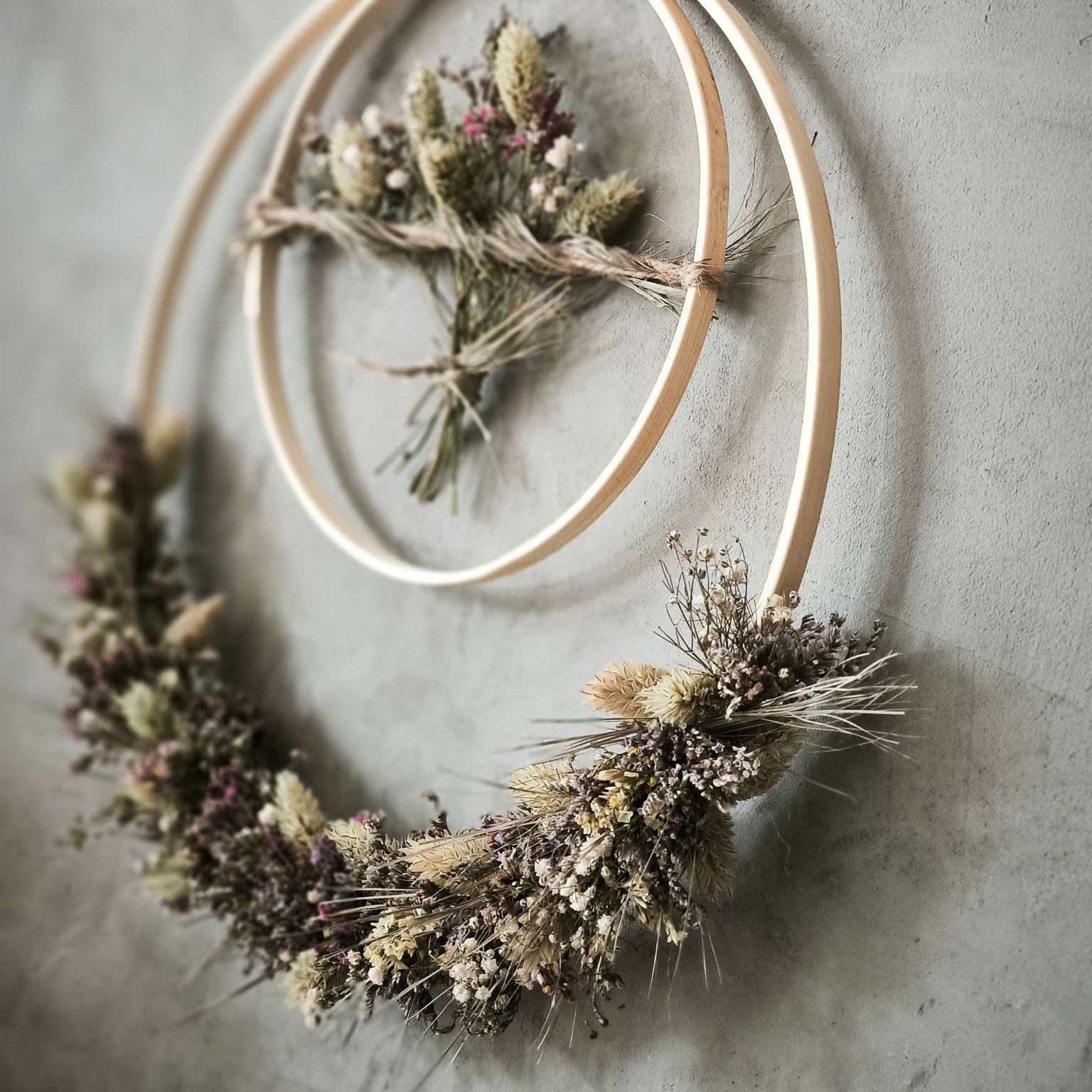Wild Meadow Ring Doppelter Bambusring mit Trockenblumen Detailansicht von rechts