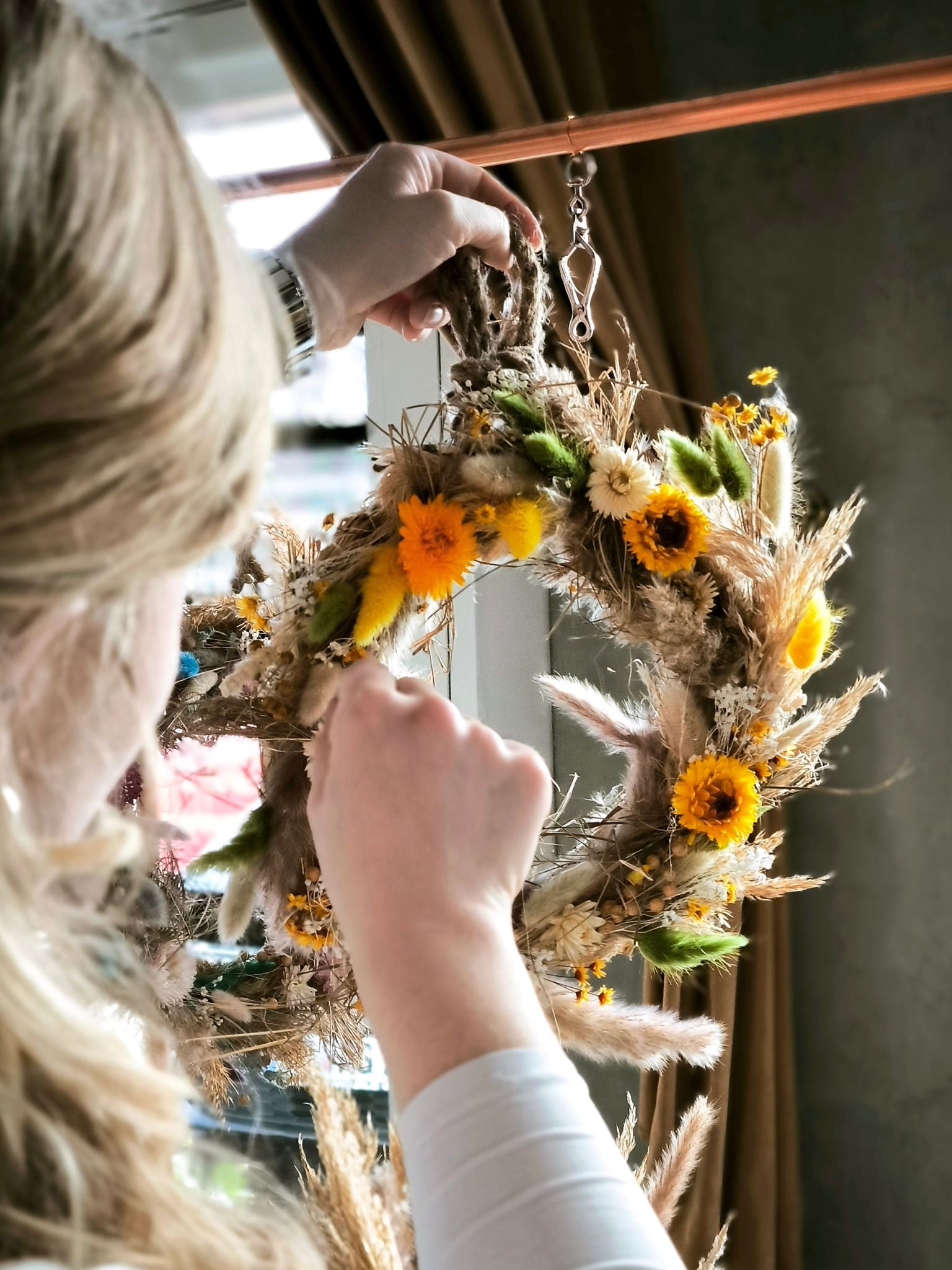 Zeitgeschenk für zwei – je einen Türkranz aus Trockenblumen gestalten