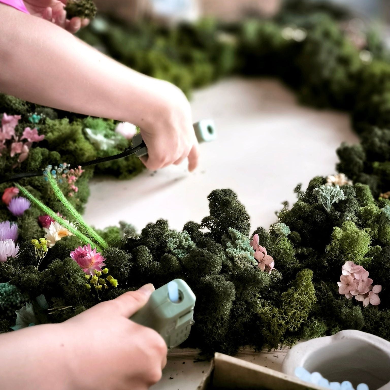 zeitgeschenk Workshop großes Moosbild mit Trockenblumen gestalten