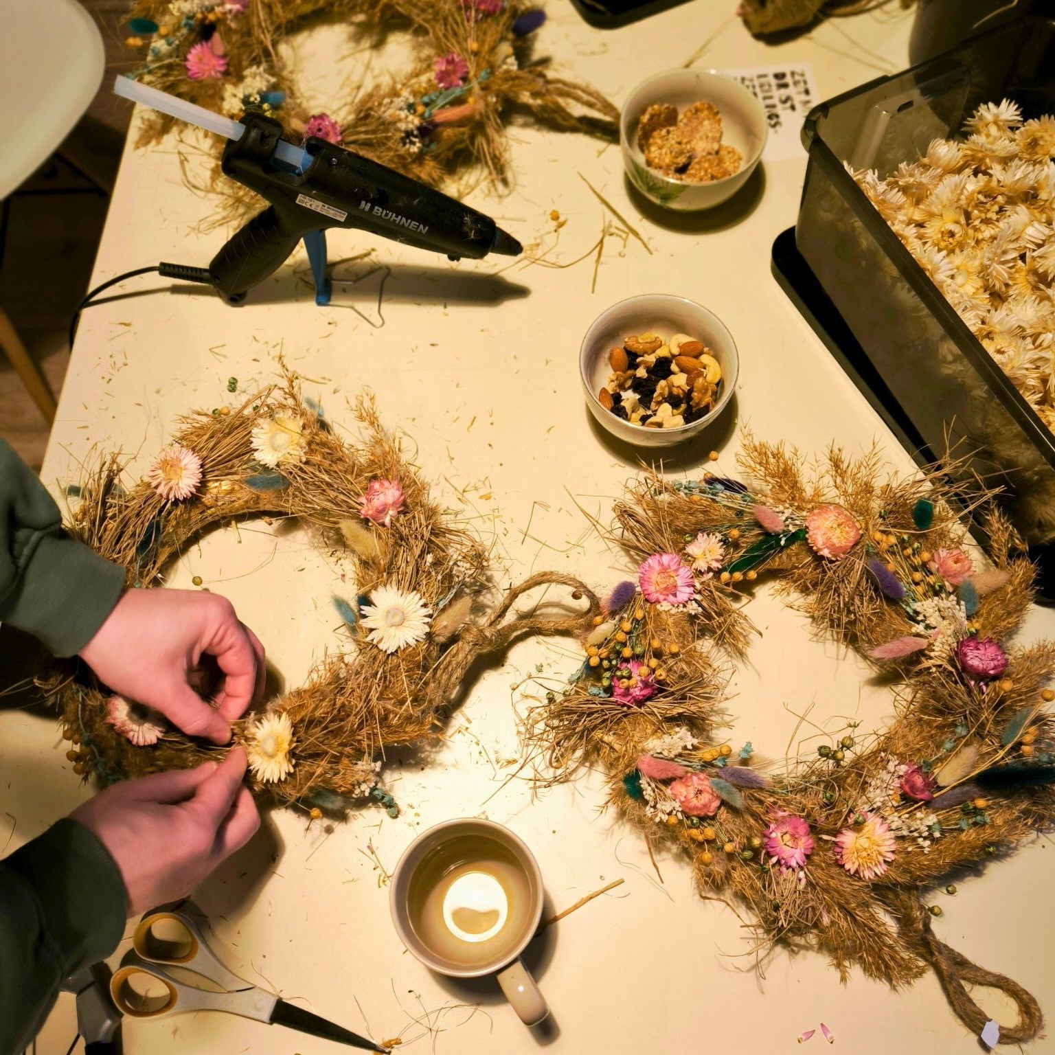 Zeitgeschenk Kranz beim Kranz binden