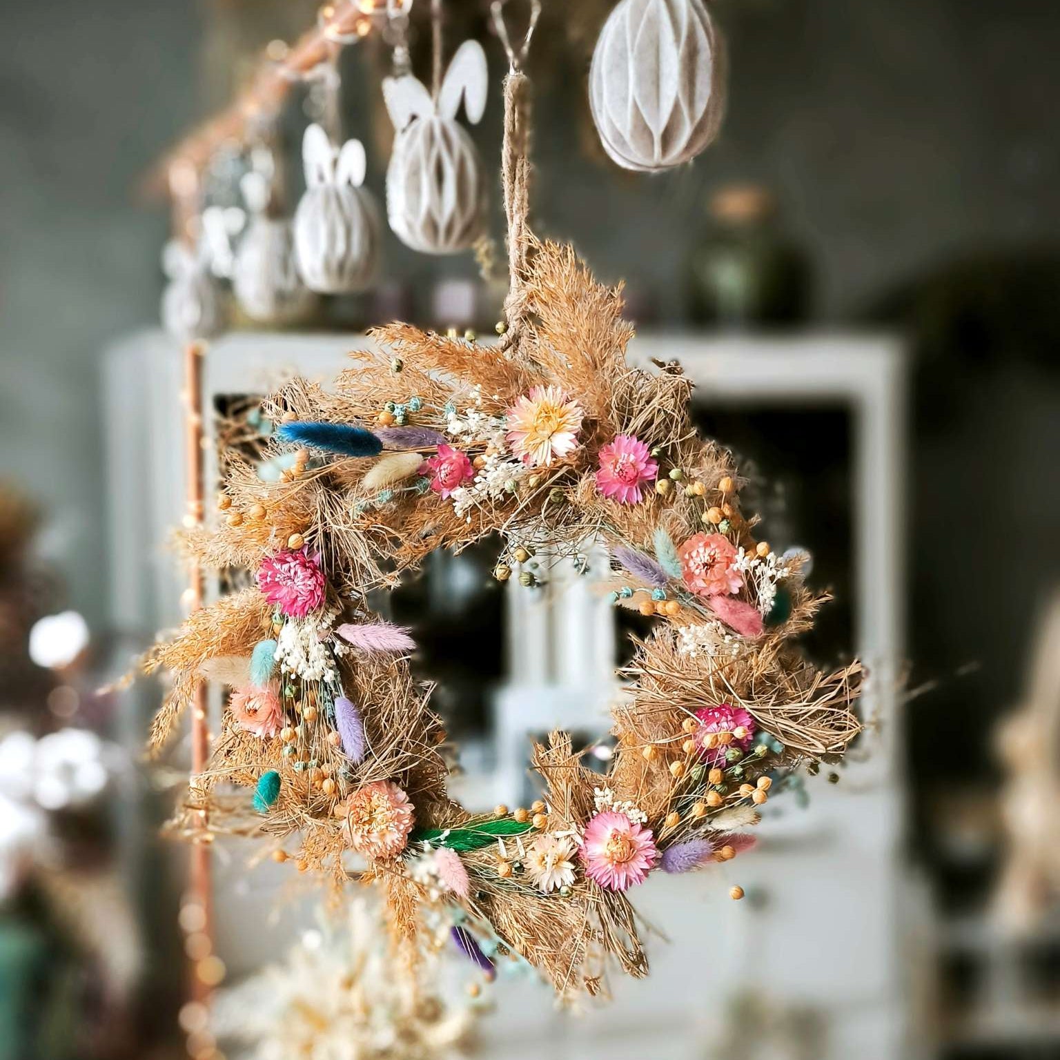 Zeitgeschenke Kranz hängend im Blütenkonfetti-Laden