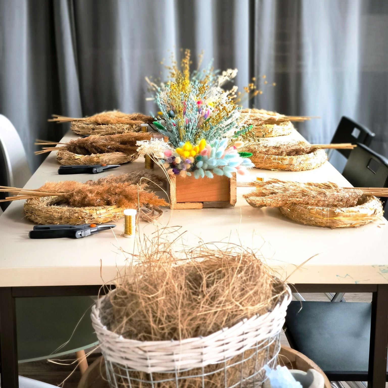 Zeitgeschenk für Gruppen Türkranz aus Trockenblumen gestalten Arbeitstisch für 6 Personen