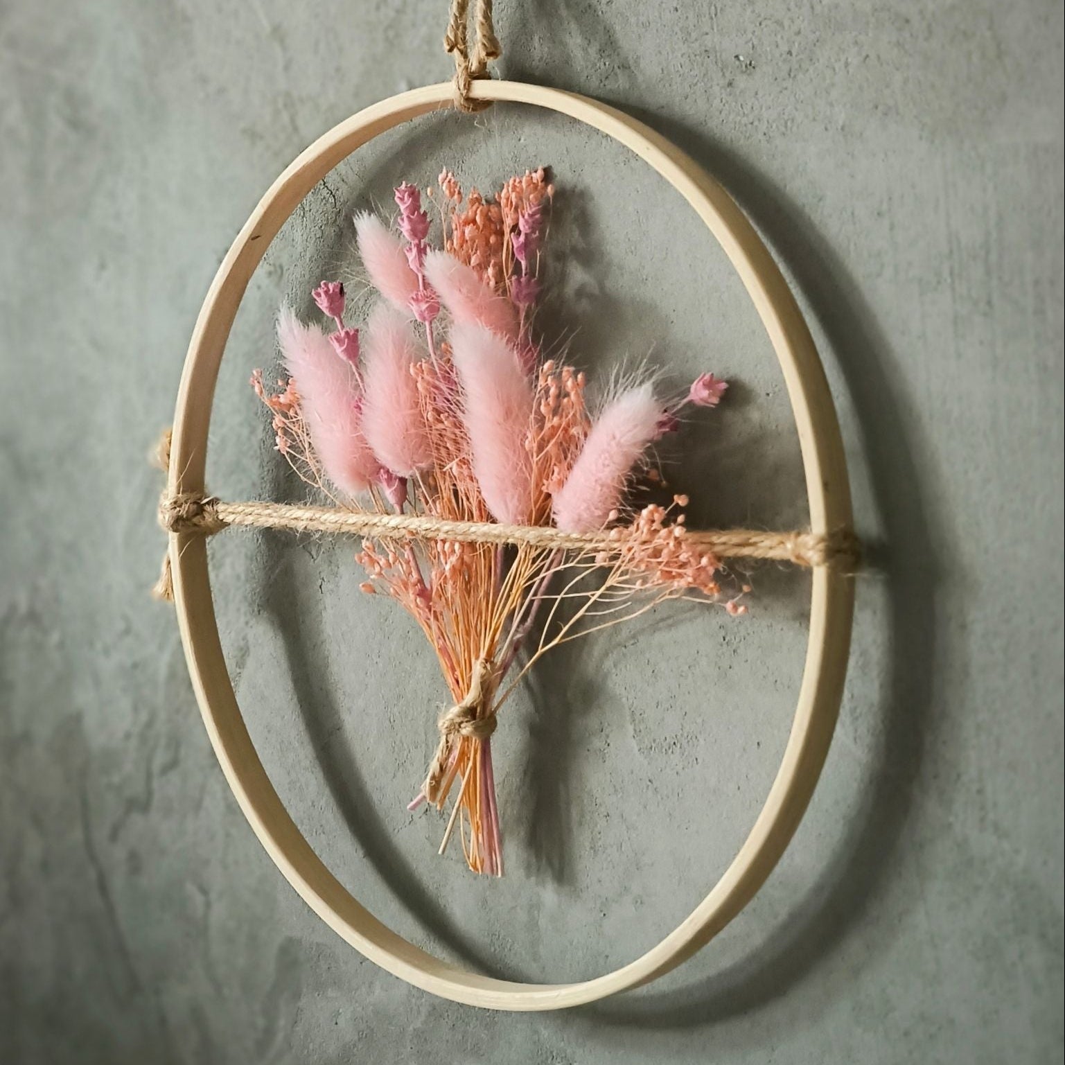 Bluetenkonfetti Blumenring mit rosa Trockenblumen