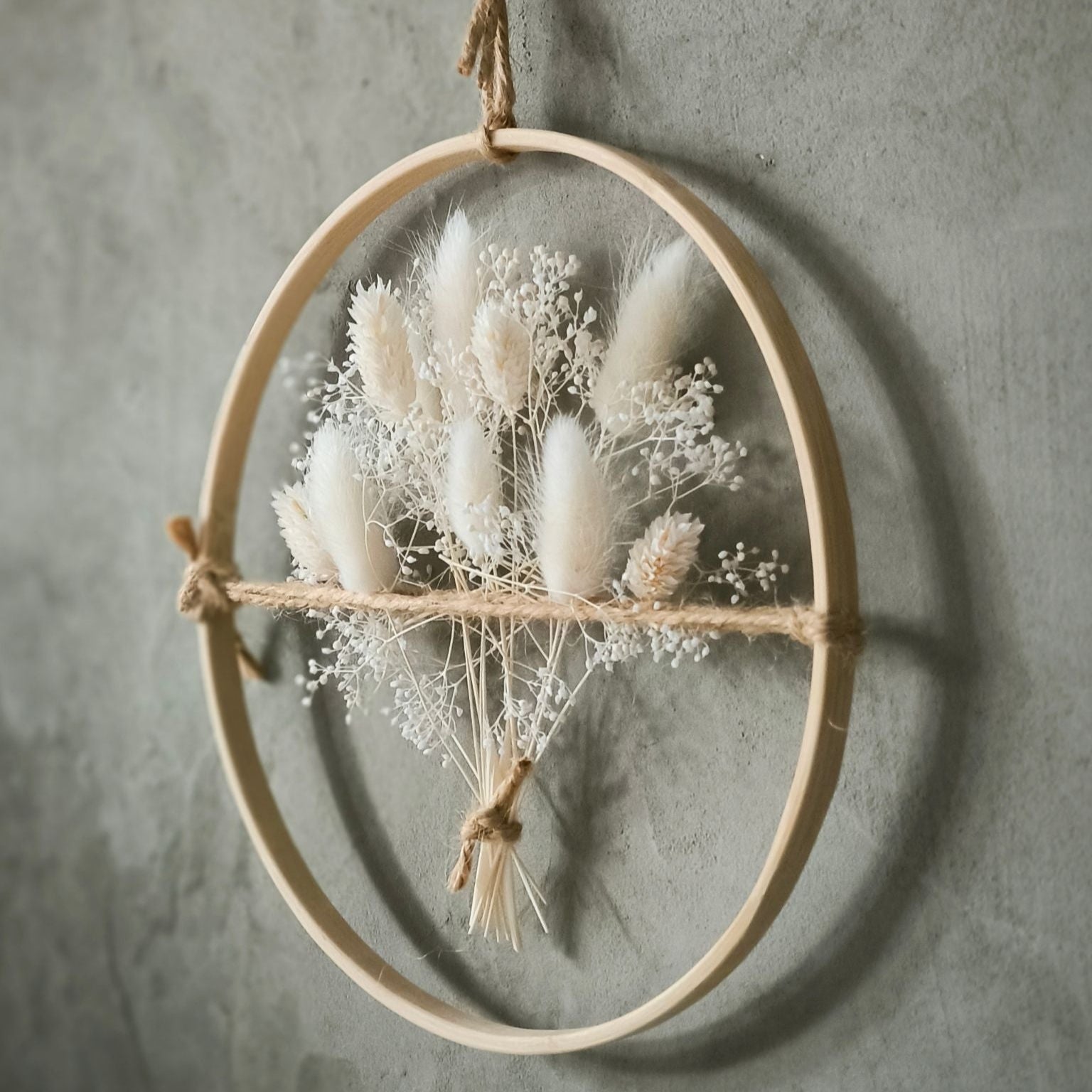 Blütenkonfetti Blumenring mit weißen Trockenblumen