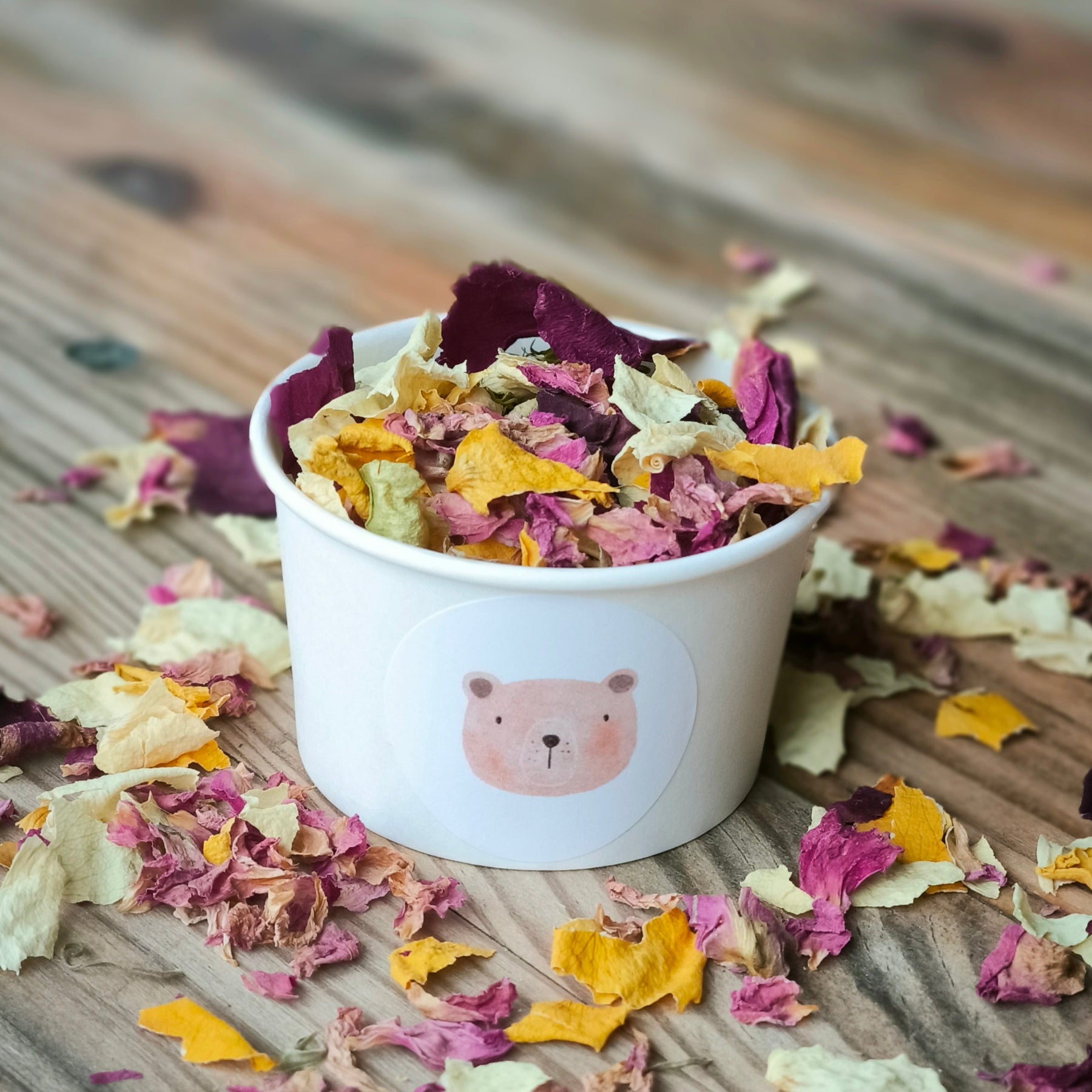 Blütenkonfetti Lively Cassis mit weißen Bechern mit Layout 9