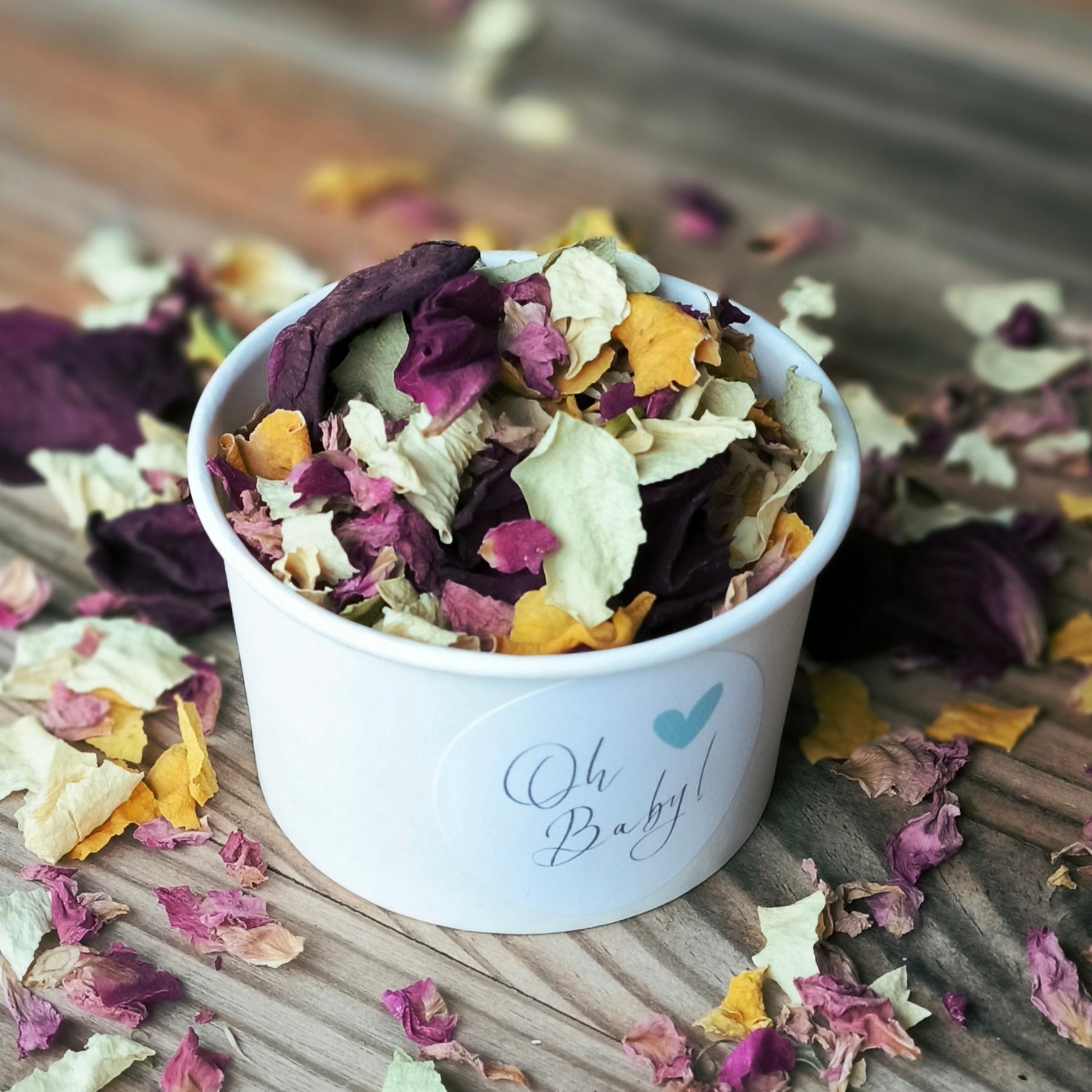 Blütenkonfetti Lively Cassis mit weißen Bechern mit Layout 8