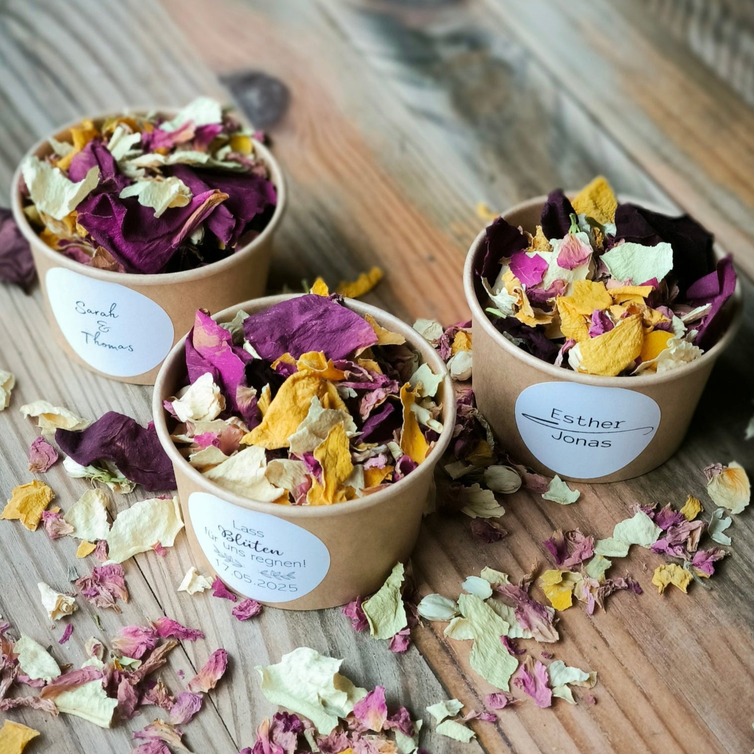 Blütenkonfetti Lively Cassis mit braunen Bechern.