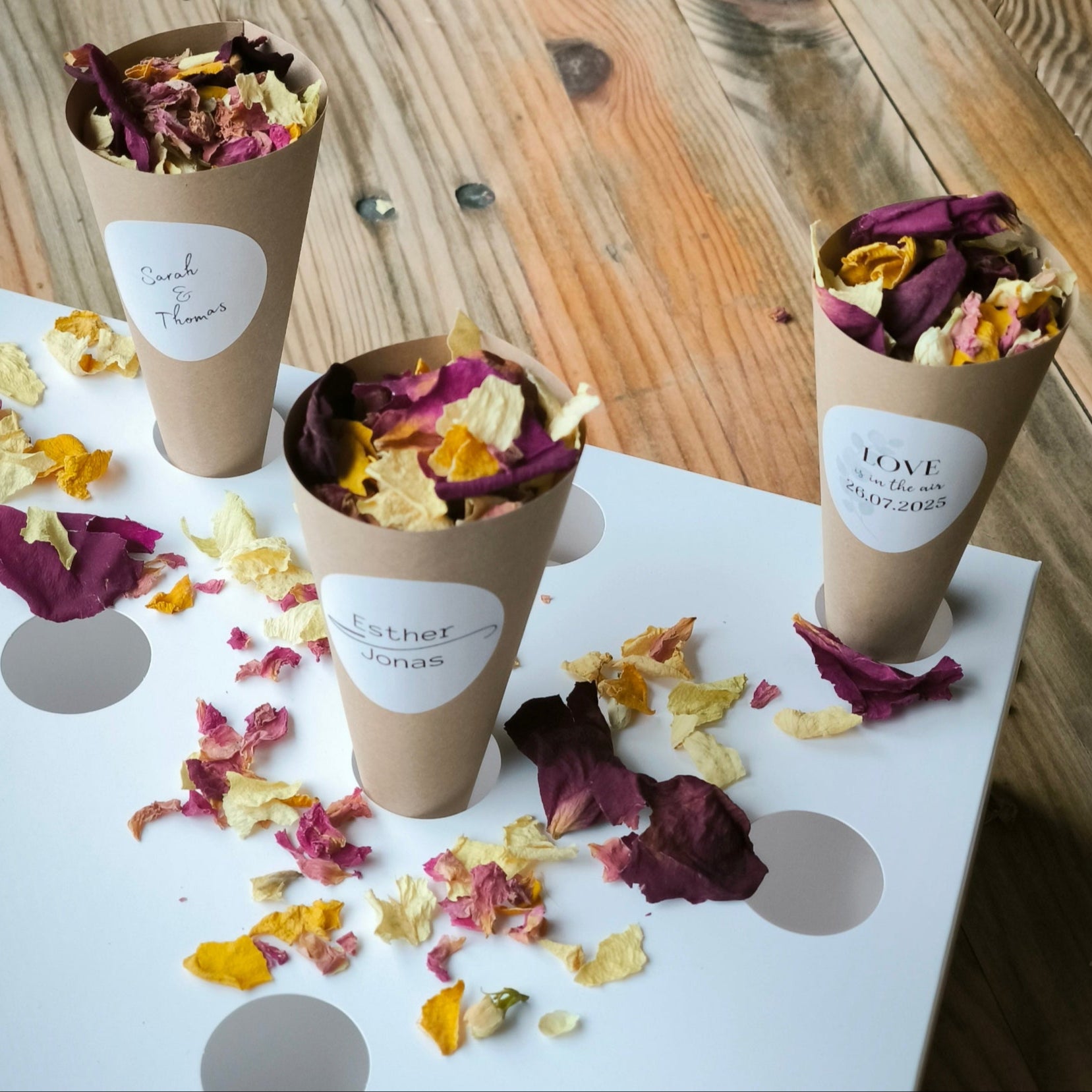 Blütenkonfetti Lively Cassis mit Cones