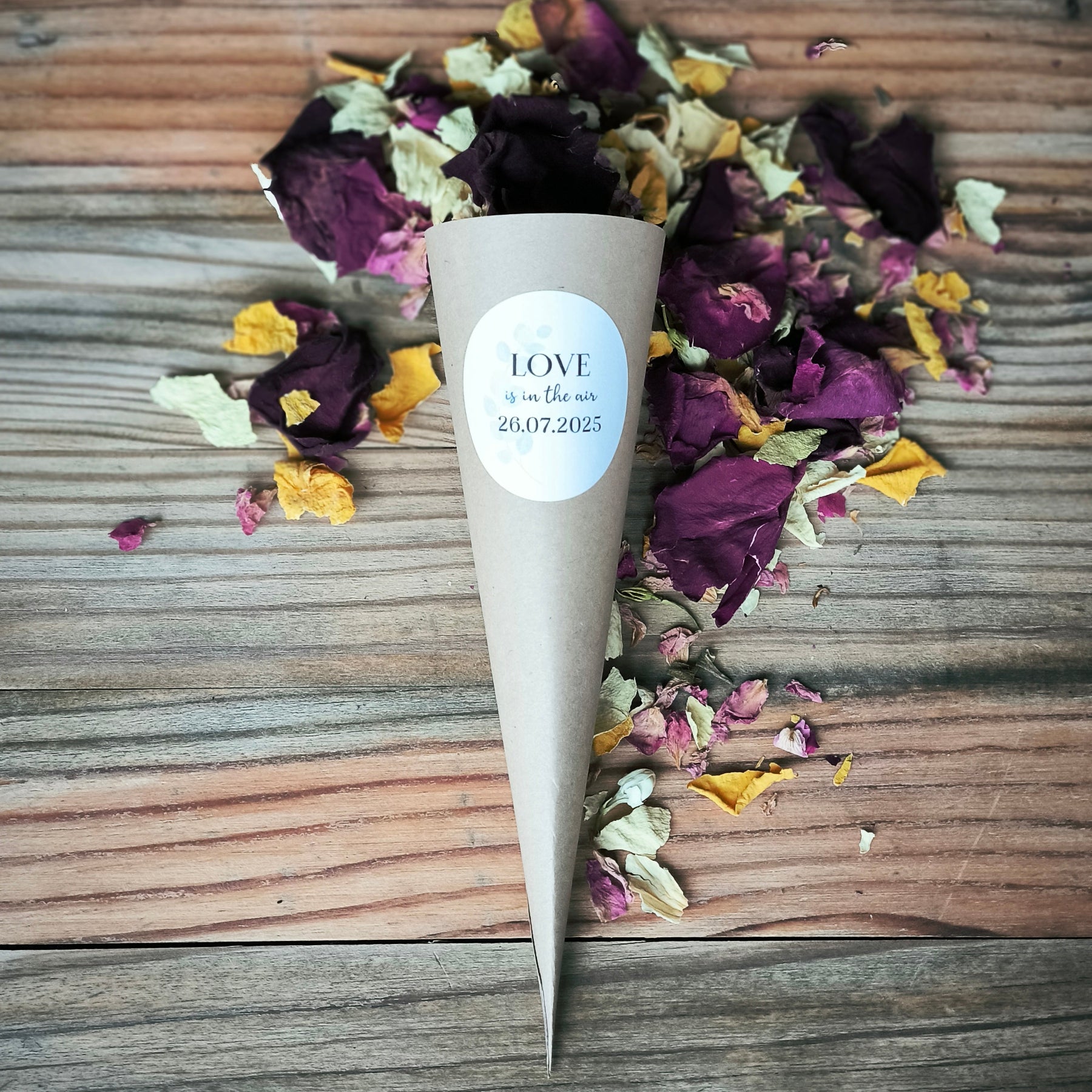 Blütenkonfetti Lively Cassis in Cones mit Layout 2