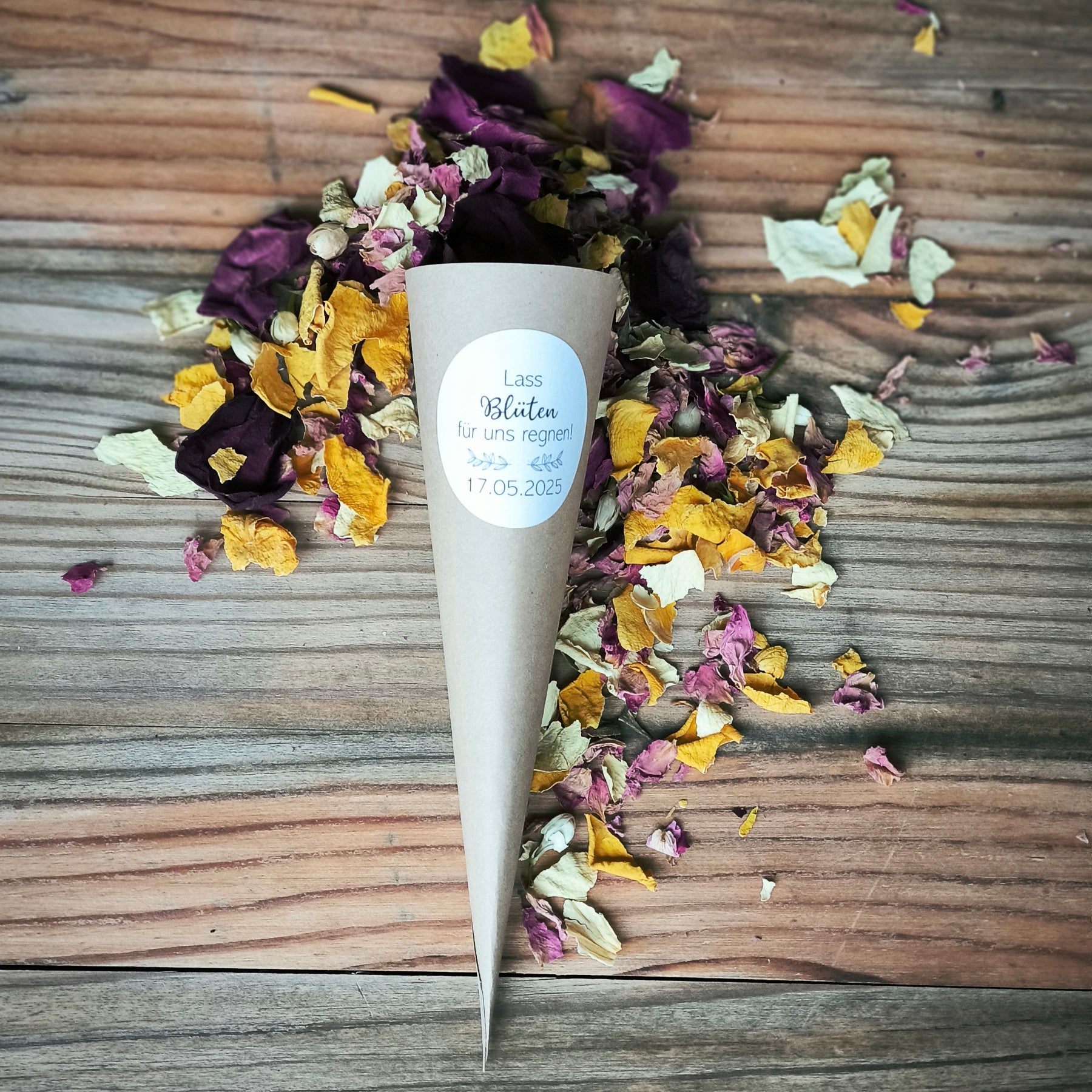 Blütenkonfetti Lively Cassis in Cones mit Layout 4