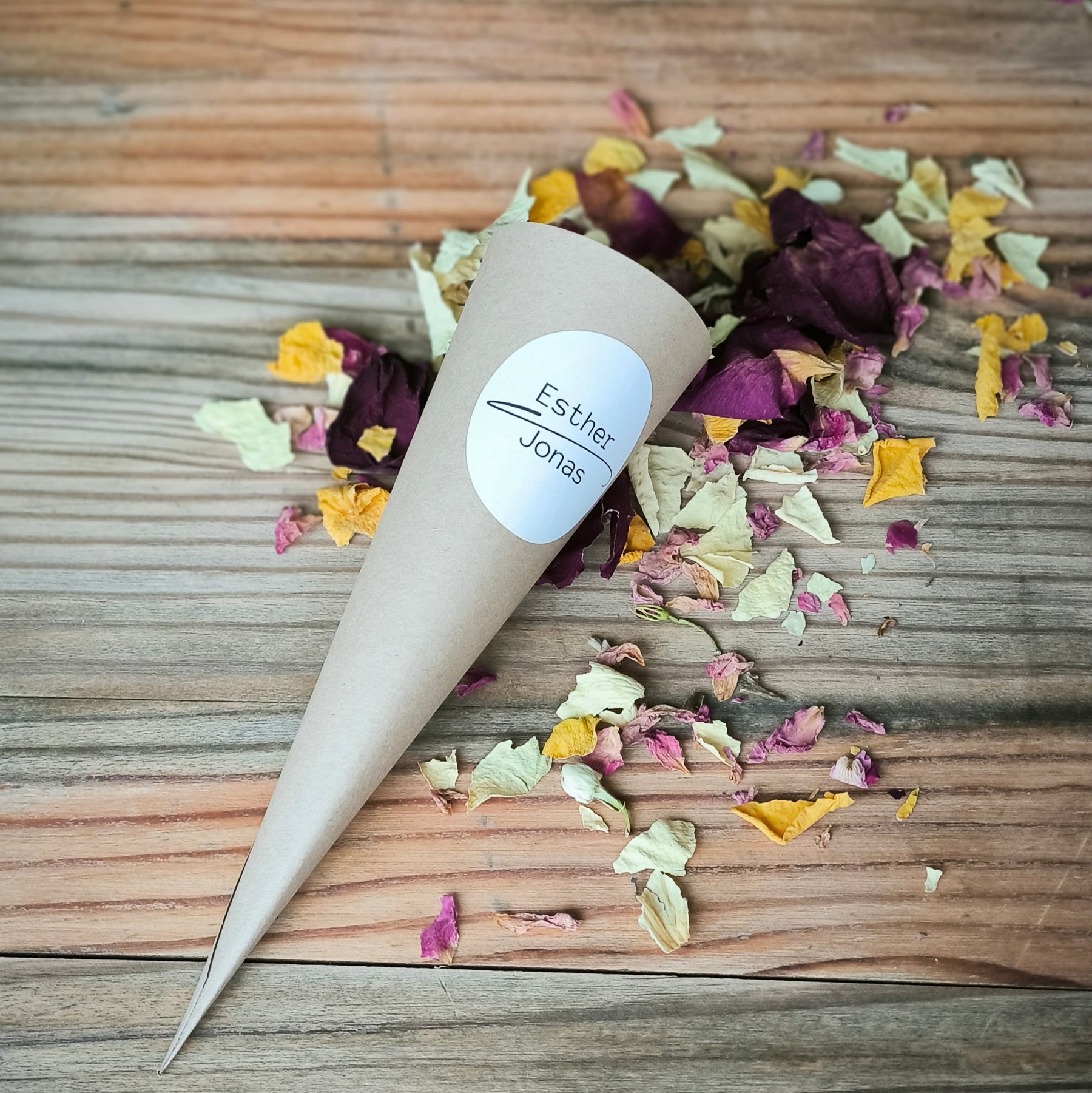 Blütenkonfetti Lively Cassis in Cones mit Layout 6