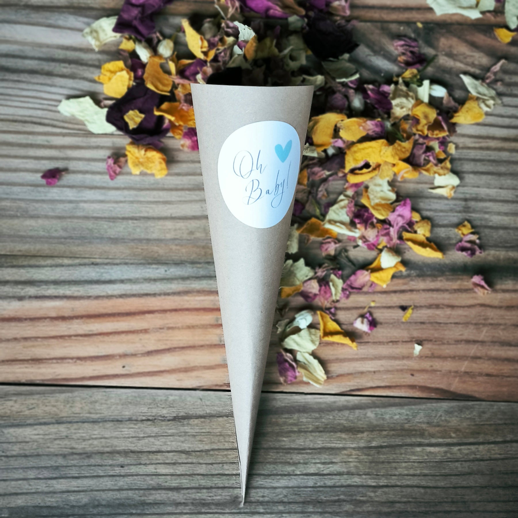 Blütenkonfetti Lively Cassis in Cones mit Layout 8