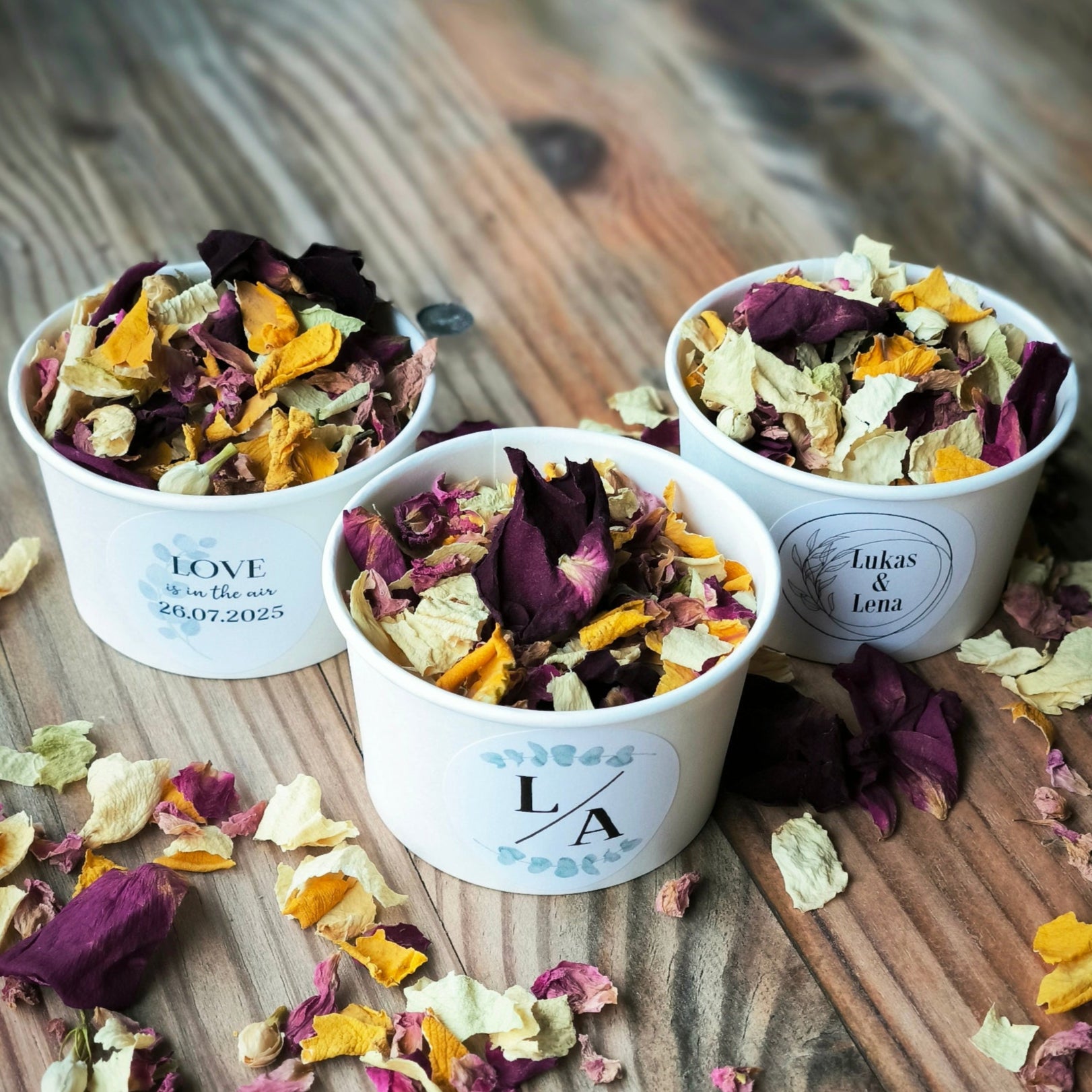 Blütenkonfetti Lively Cassis mit weißen Bechern