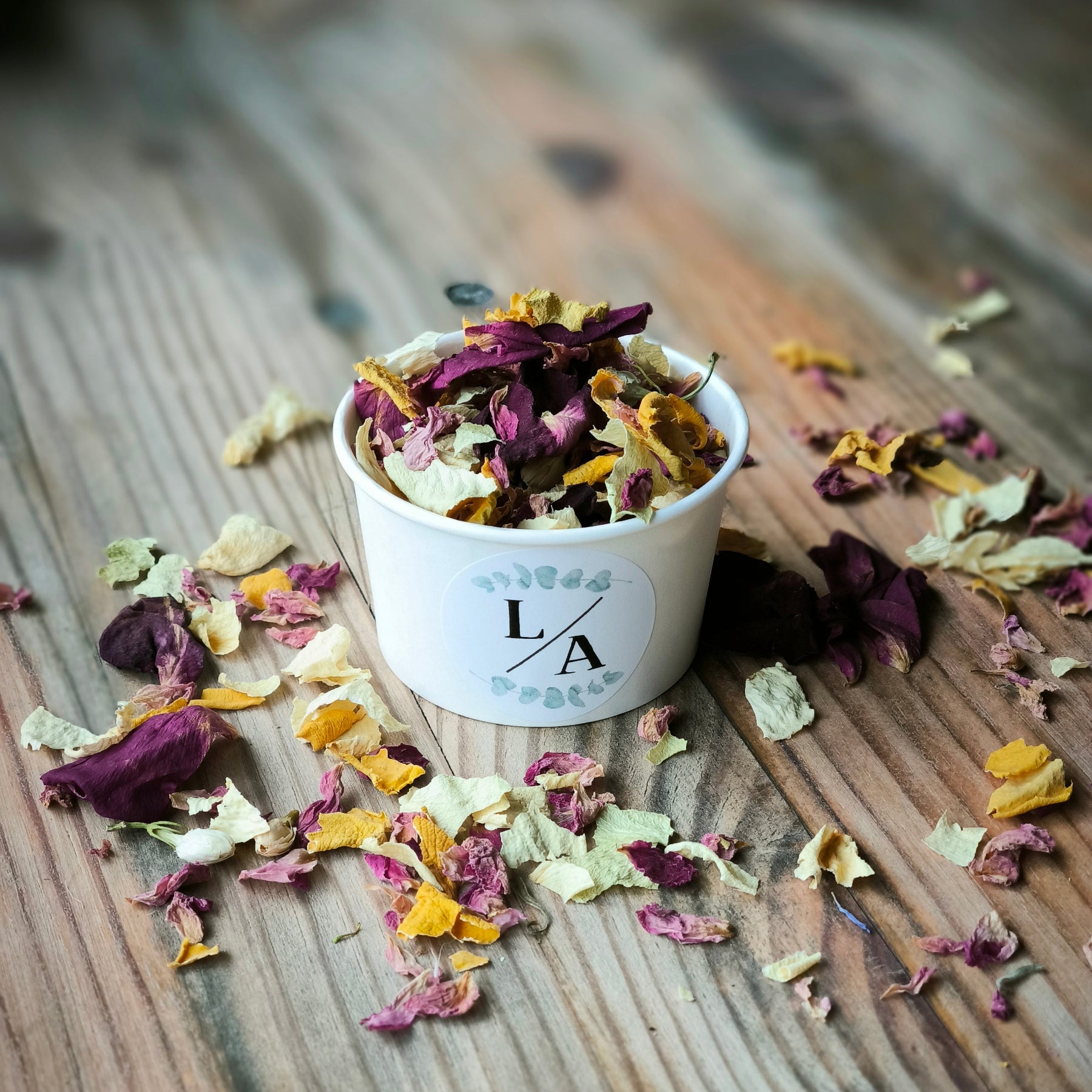 Blütenkonfetti Lively Cassis mit weißen Bechern mit Layout 3