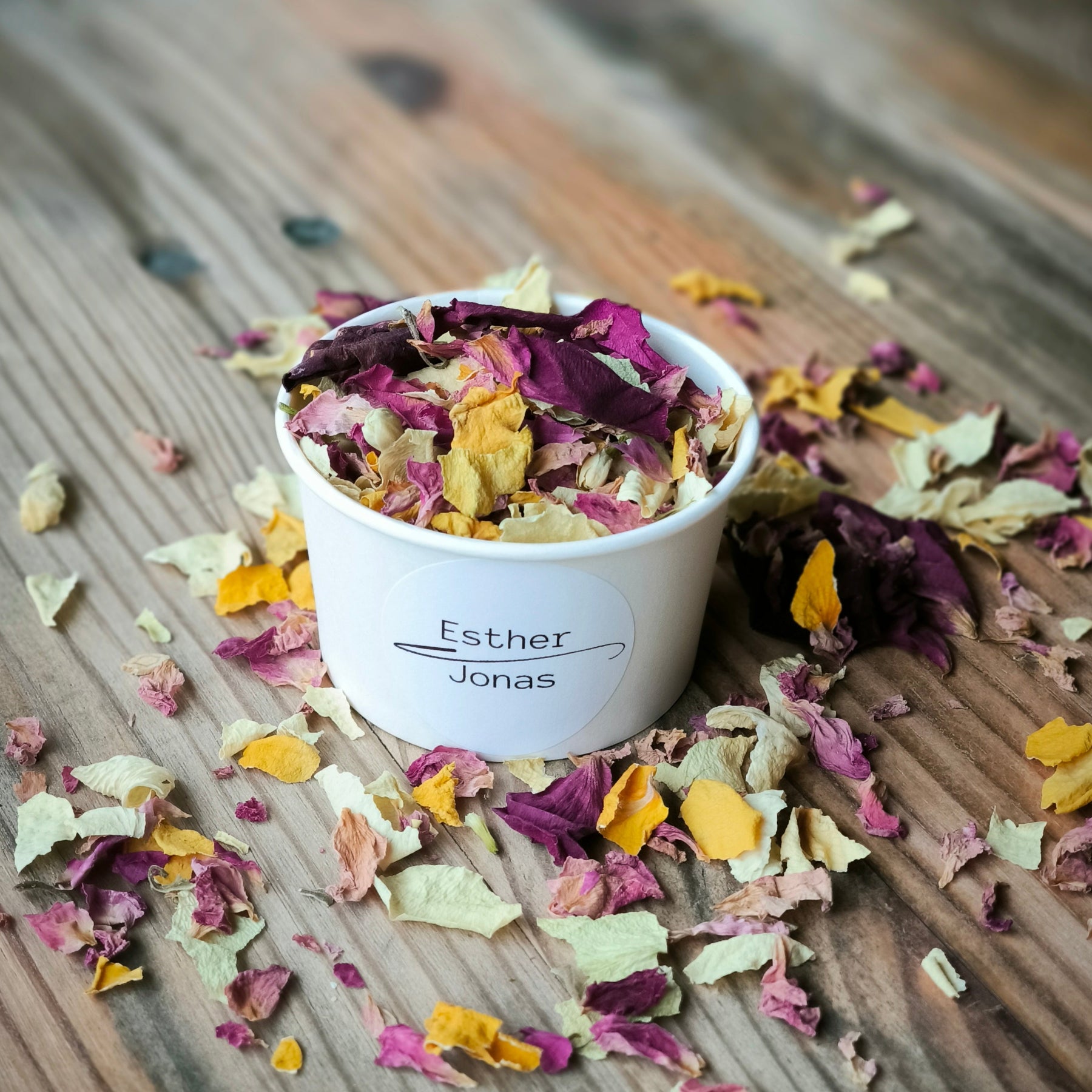 Blütenkonfetti Lively Cassis mit weißen Bechern mit Layout 6