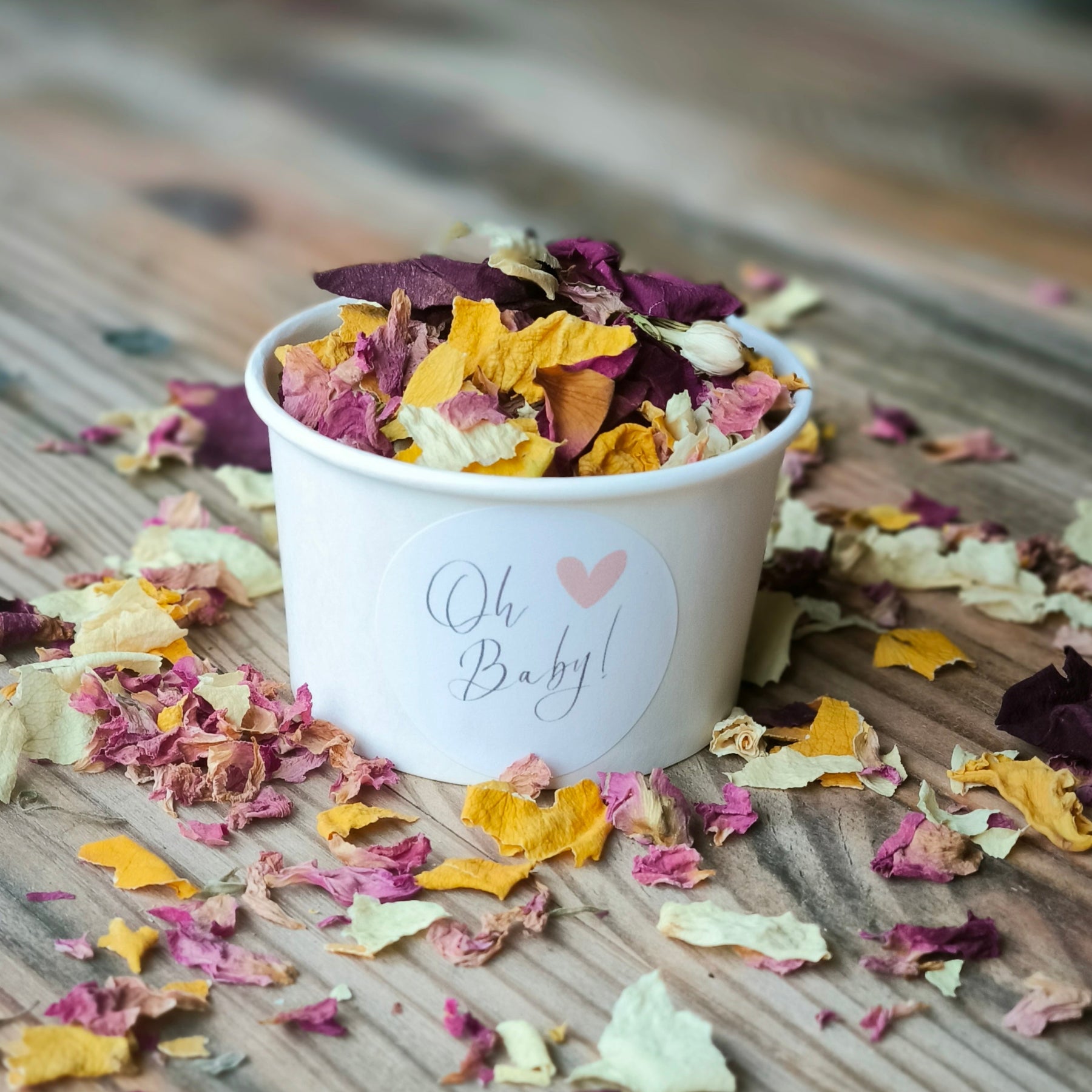 Blütenkonfetti Lively Cassis mit weißen Bechern mit Layout 7