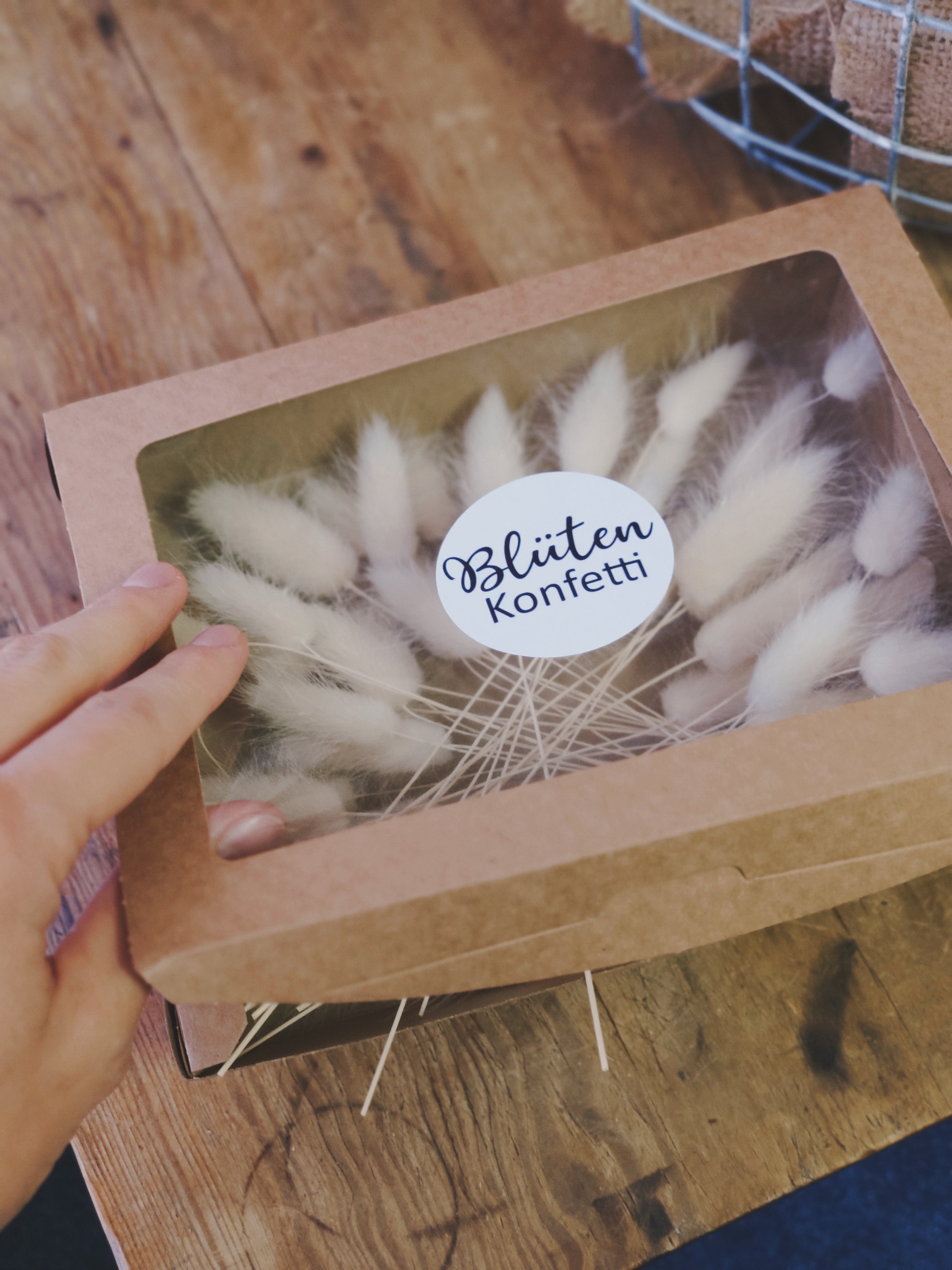 20 Stück Mini-Stiele getrockneter Lagurus weiß in einer Box aus Kraftpapier mit Original Blütenkonfetti Aufkleber