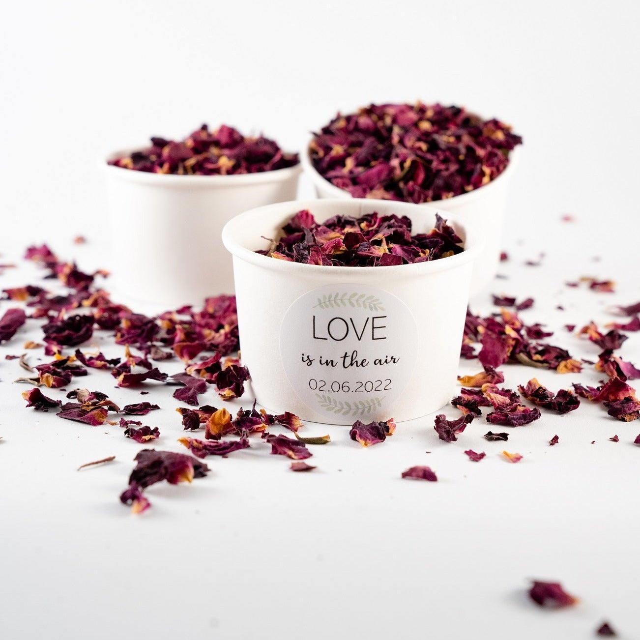 Red Romance Blütenkonfetti mit personalisierten weißen Bechern - feiere deine Liebe mit einem besonderen Geschenk