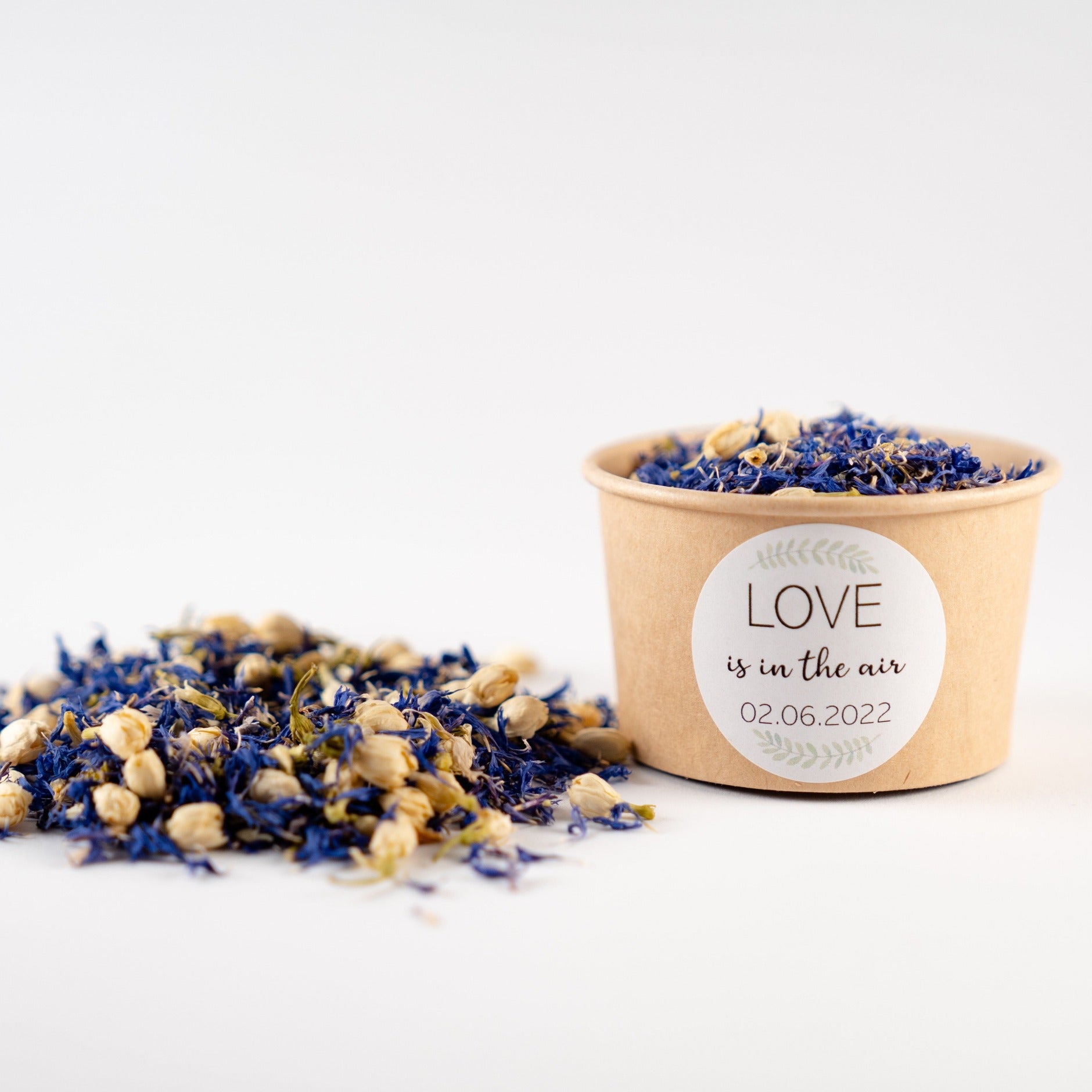 Blütenkonfetti Blue Ivory in braunen Becher 1
