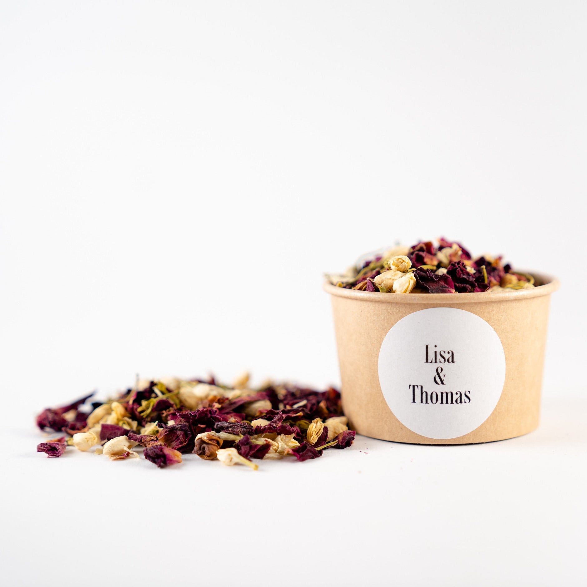 Blütenkonfetti Red Ivory in braunen Bechern 1