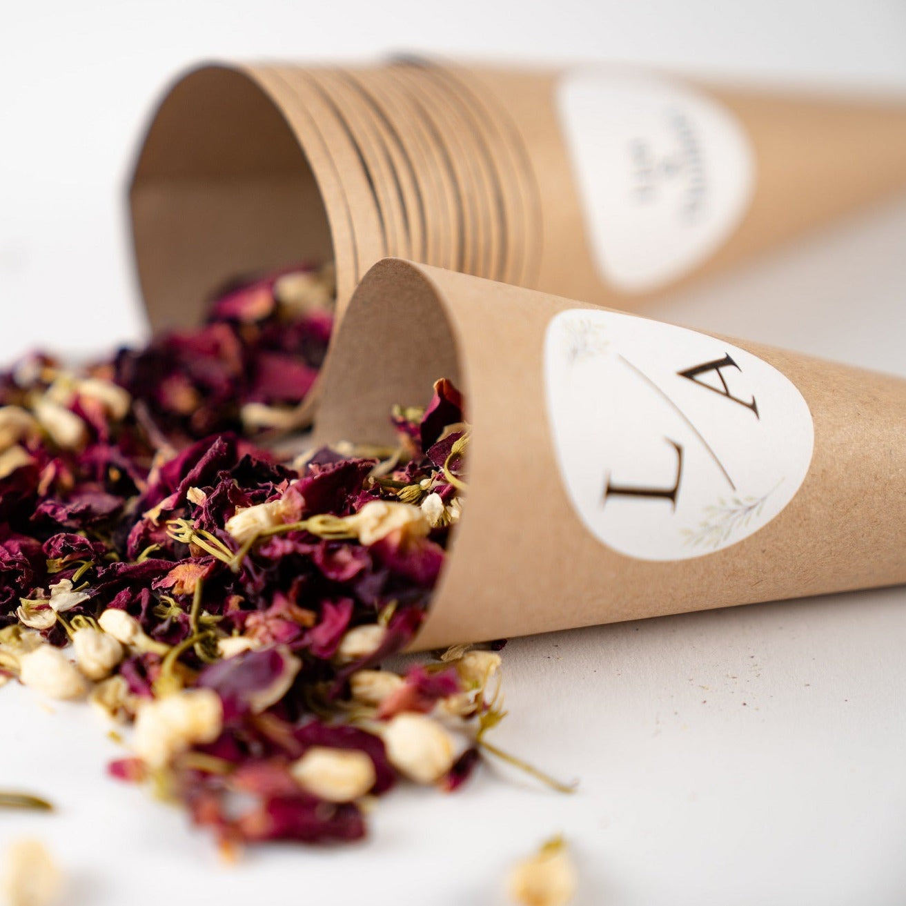 Blütenkonfetti Red Ivory mit Cones 1