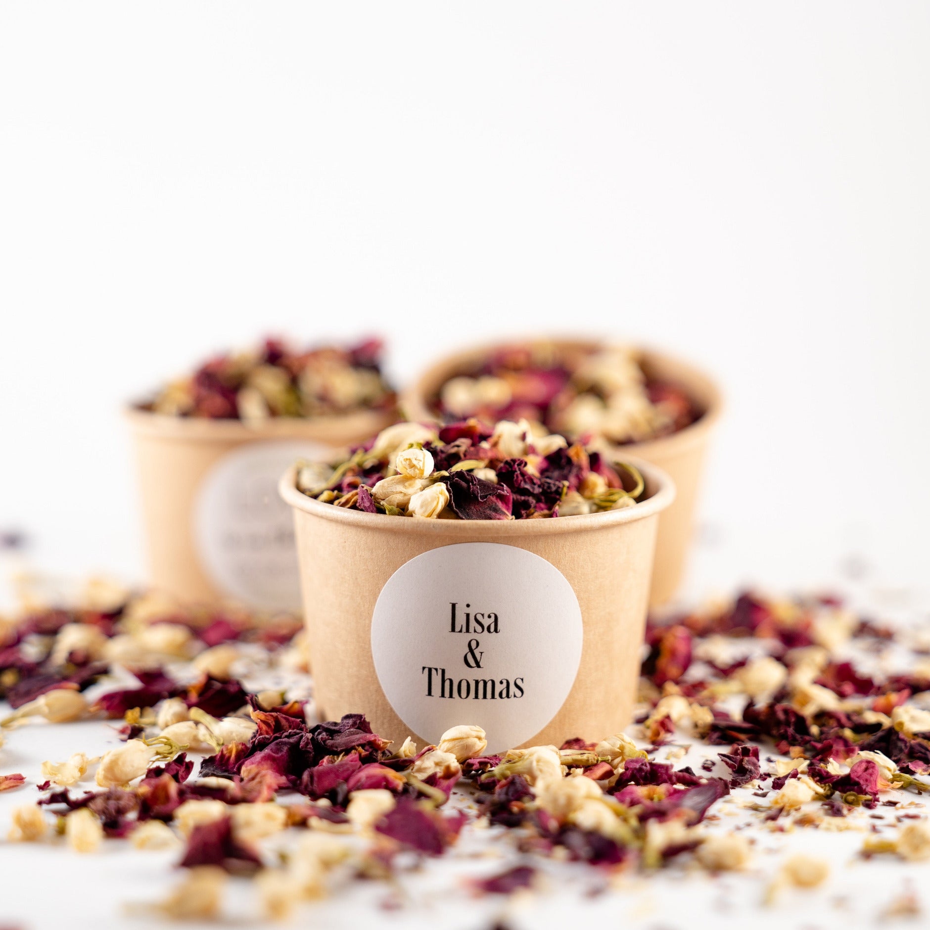 Blütenkonfetti Red Ivory in braunen Bechern