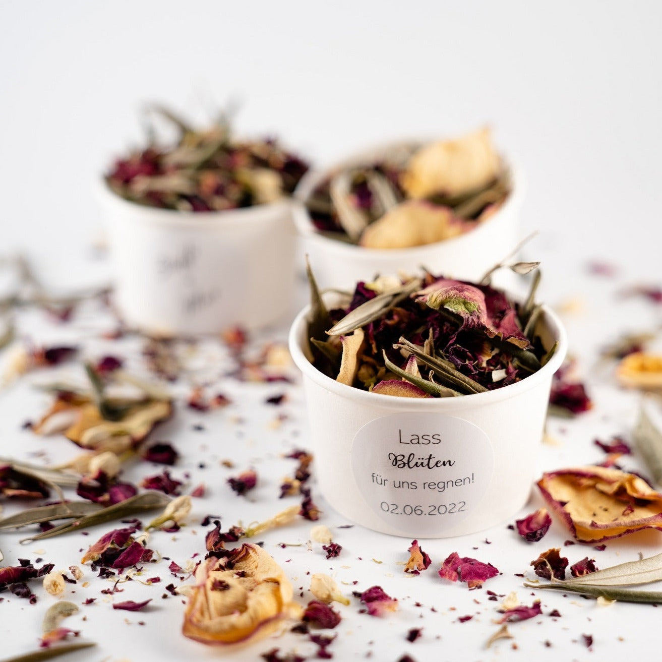 Rose Olive Blütenkonfetti mit personalisierten weißen Bechern - feiere deine Liebe mit Naturfarben