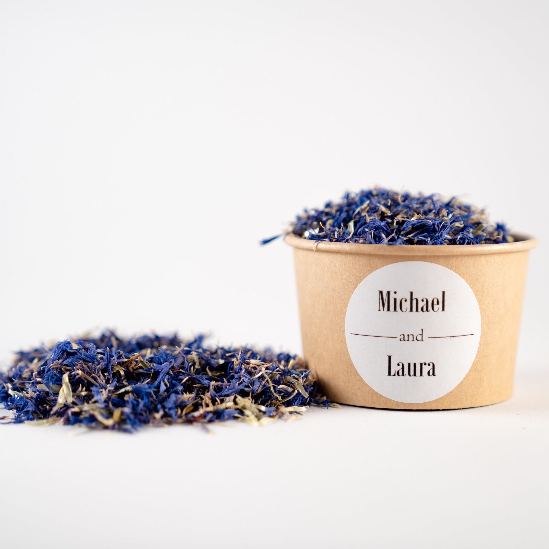 Blütenkonfetti Iced Blue in braunen Becher 1
