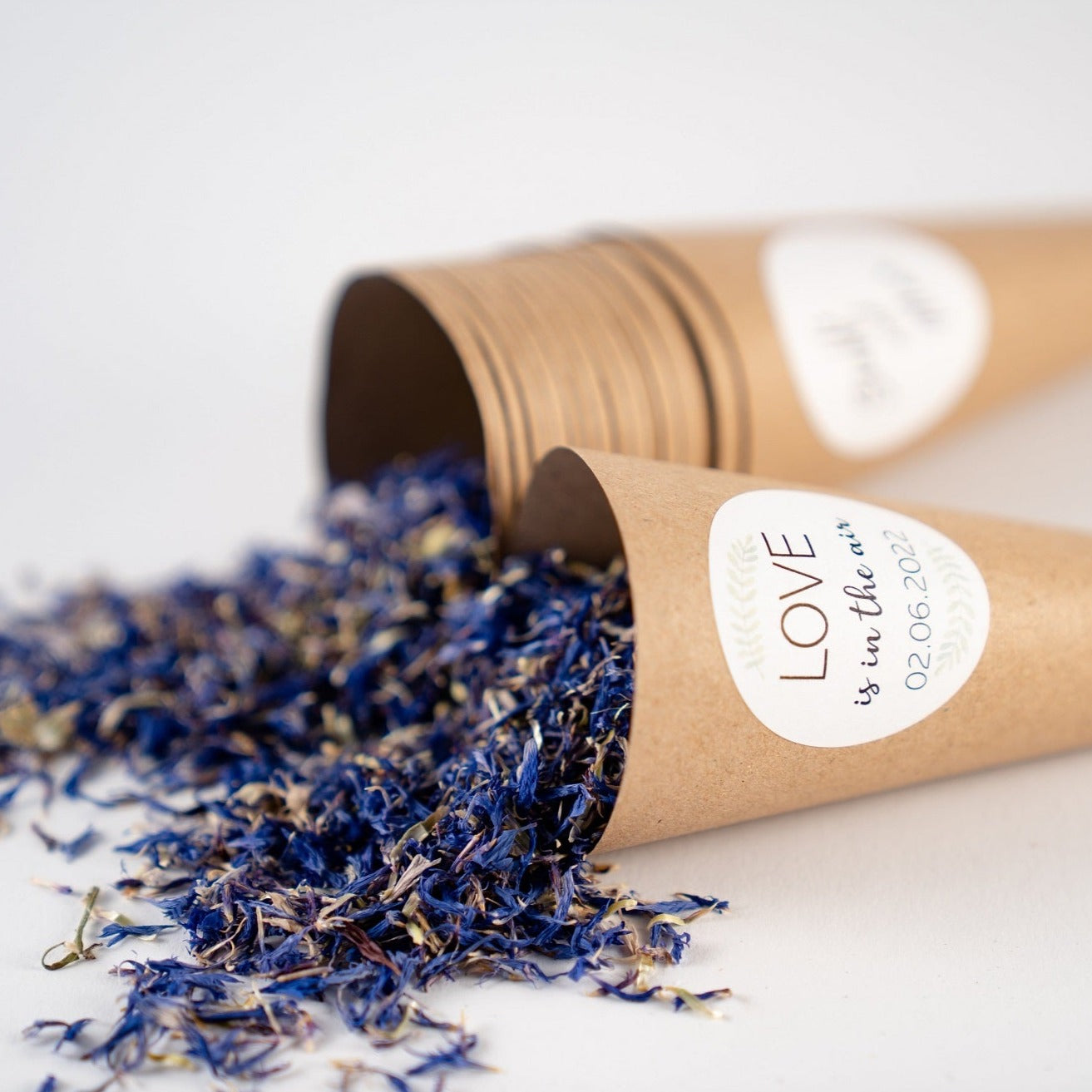 Blütenkonfetti Iced Blue mit Cones 1