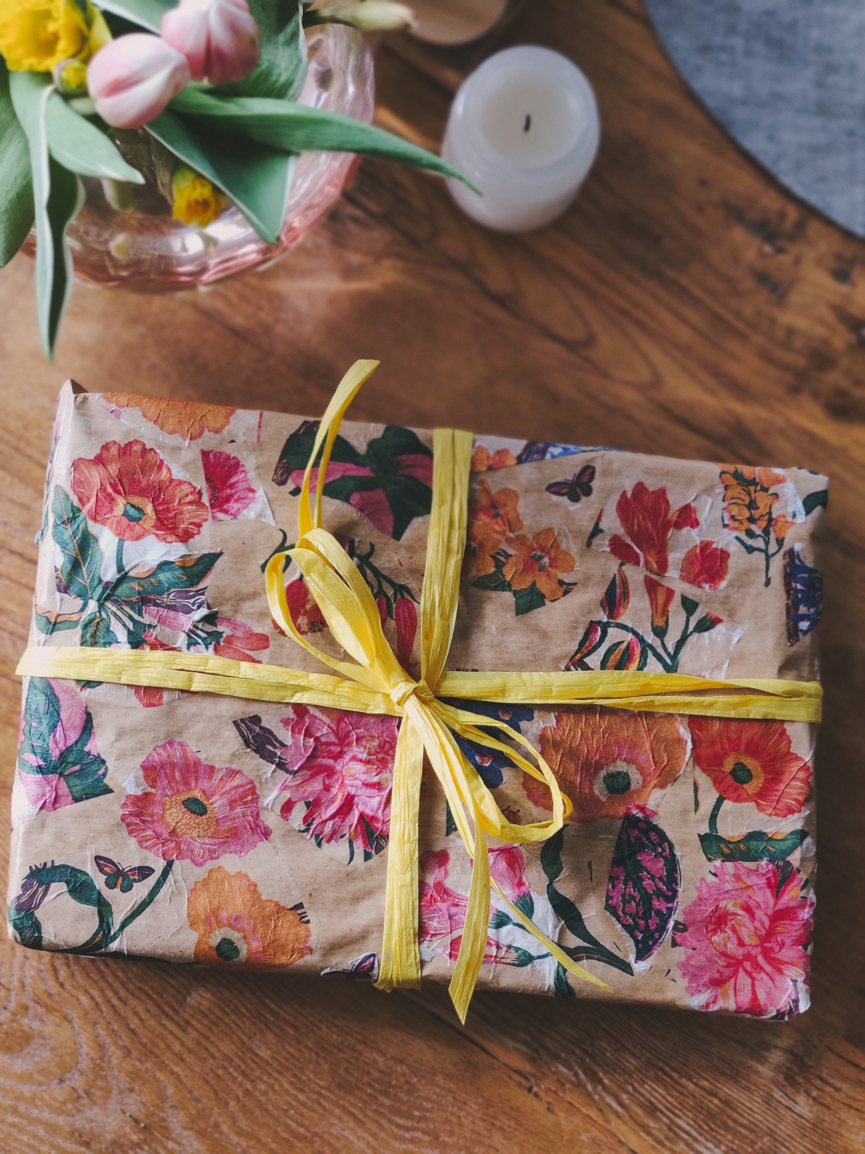 DIY mit Blütenkonfetti X Blumiges Geschenkpapier