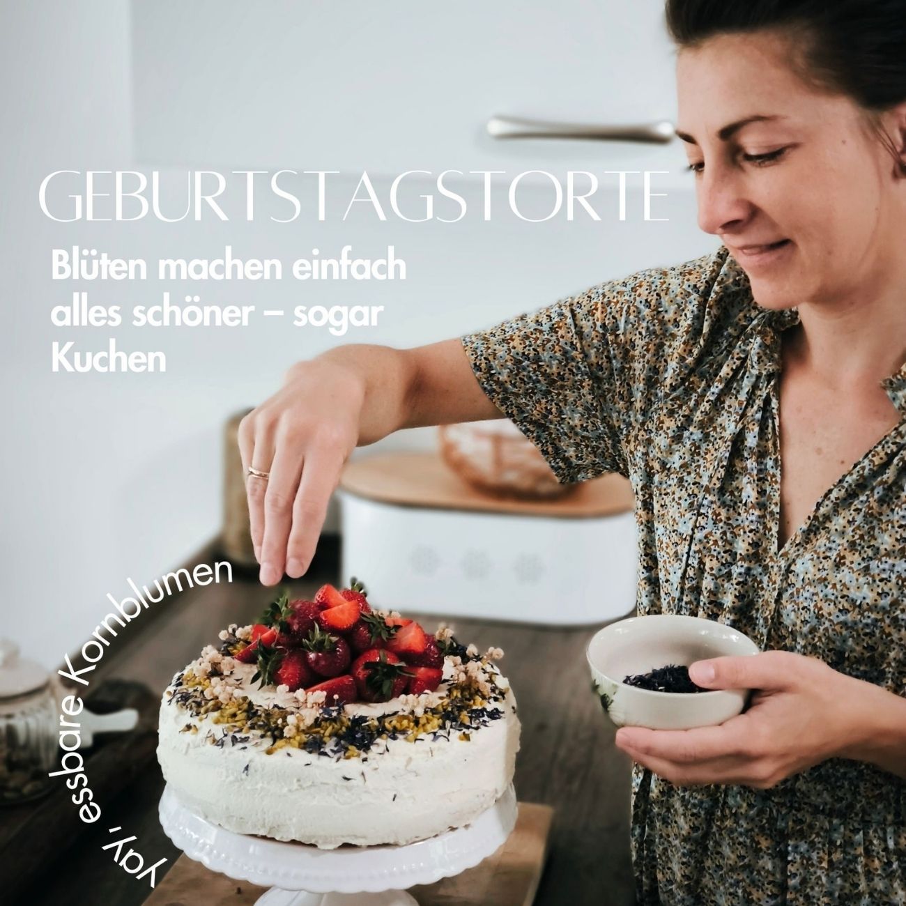 Mittsommer auf dem Kuchenteller – Schwedischer Erdbeerkuchen mit Sahne & Kornblumen