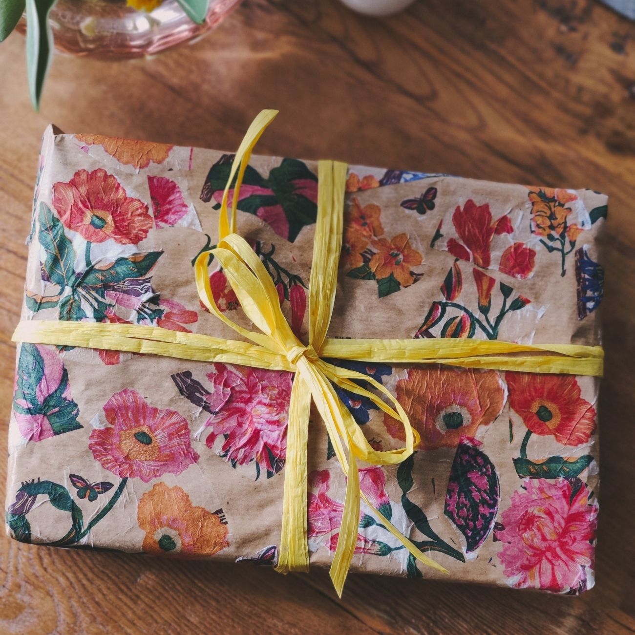 DIY mit Blütenkonfetti X Blumiges Geschenkpapier