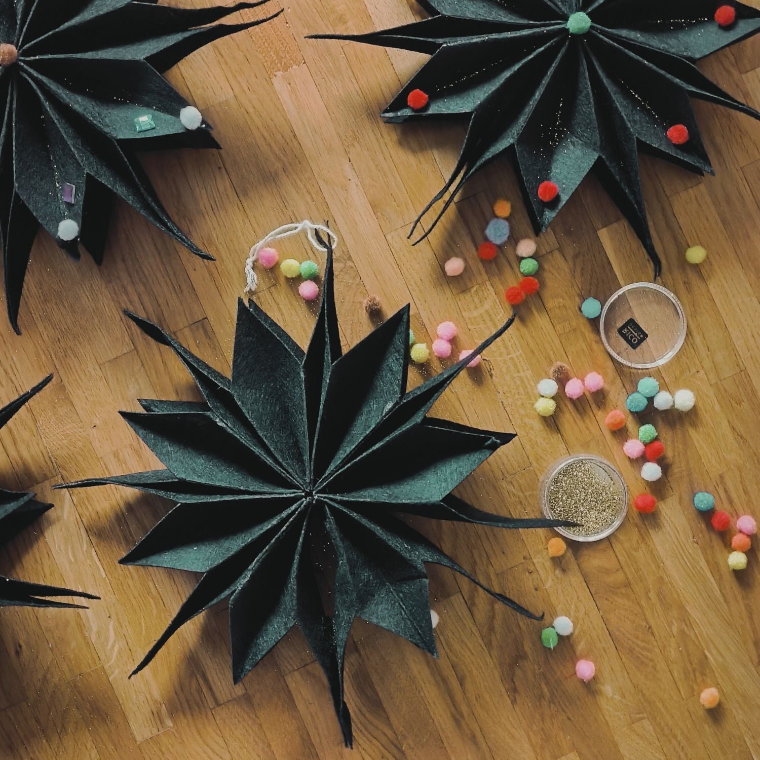 Filsterne mit bunten Pompoms bekleben