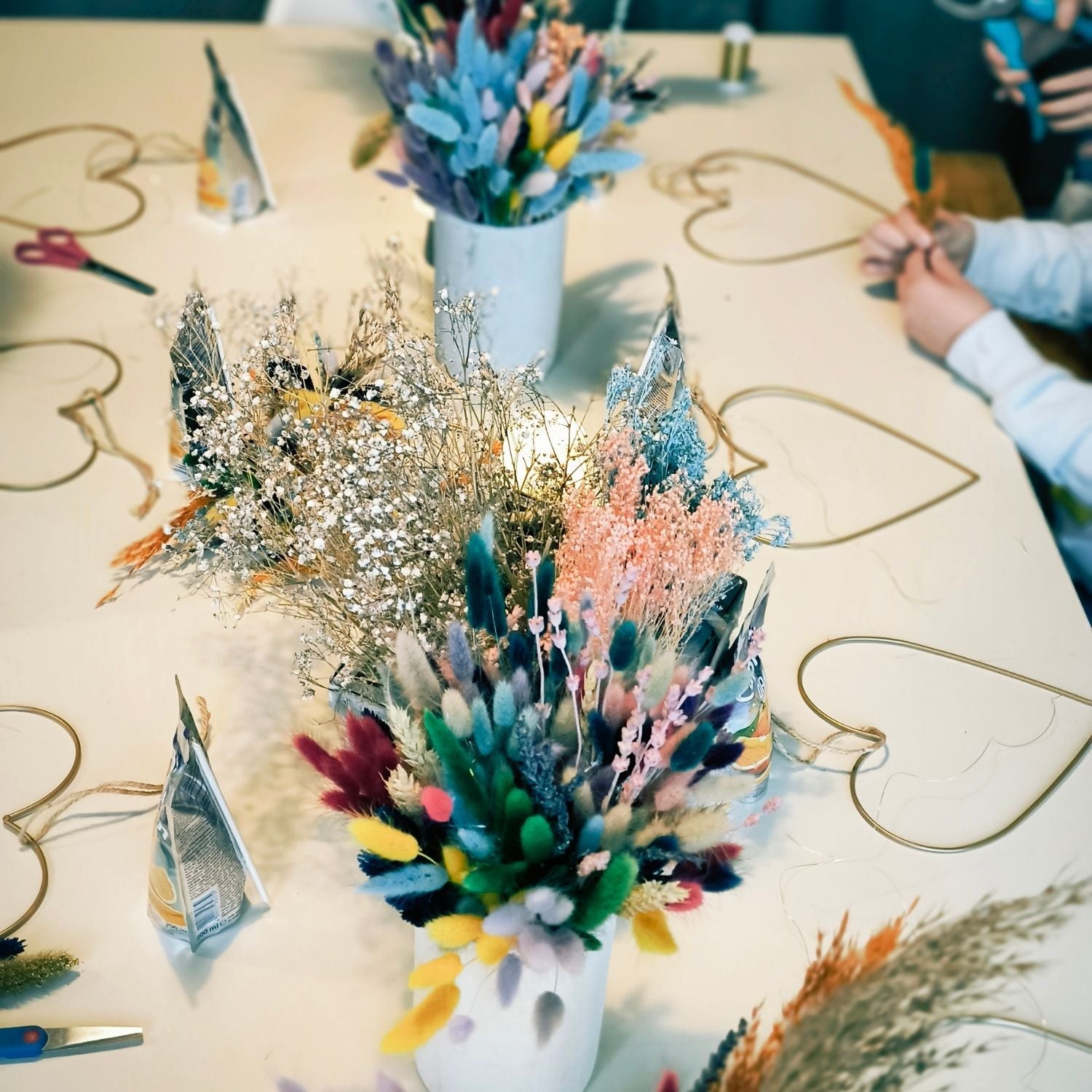 Ein kreativer Herzkranz-Nachmittag mit Kindern im Blütenkonfetti-Laden