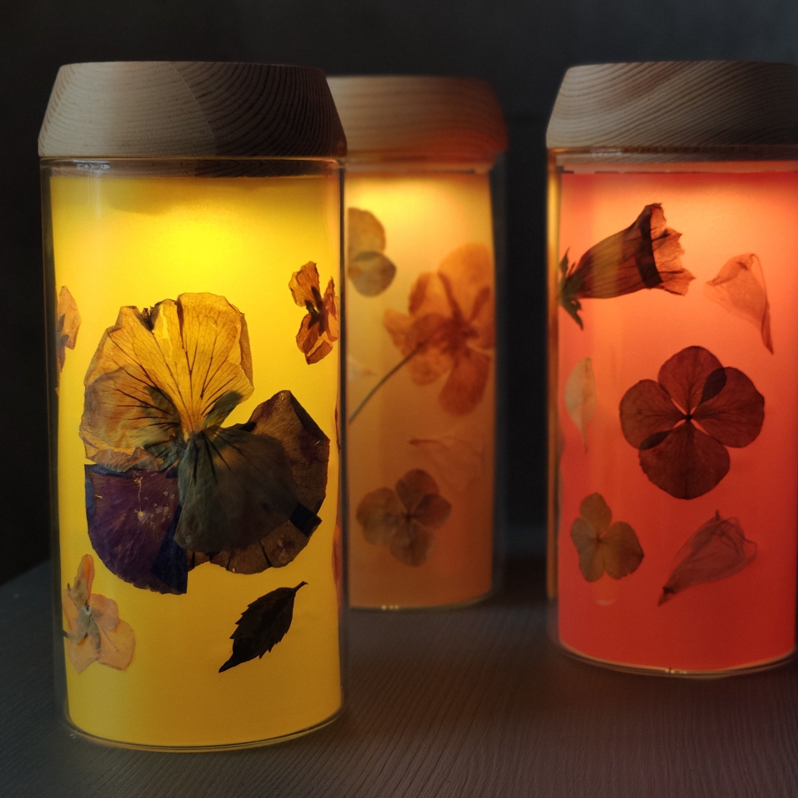 LED-Glas mit Transparentpapier und gepressten Blüten rot