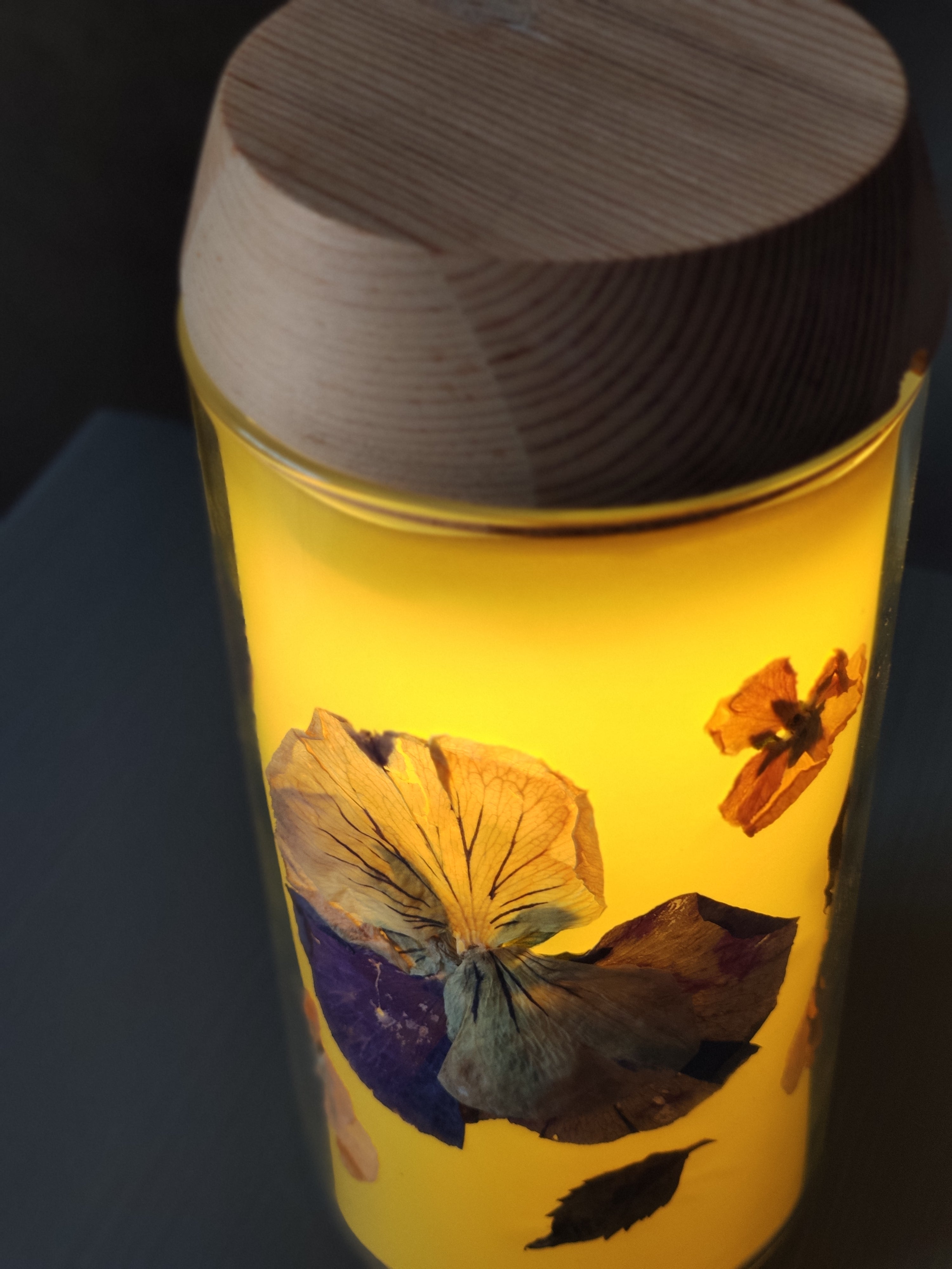 LED-Glas mit Transparentpapier und gepressten Blüten gelb