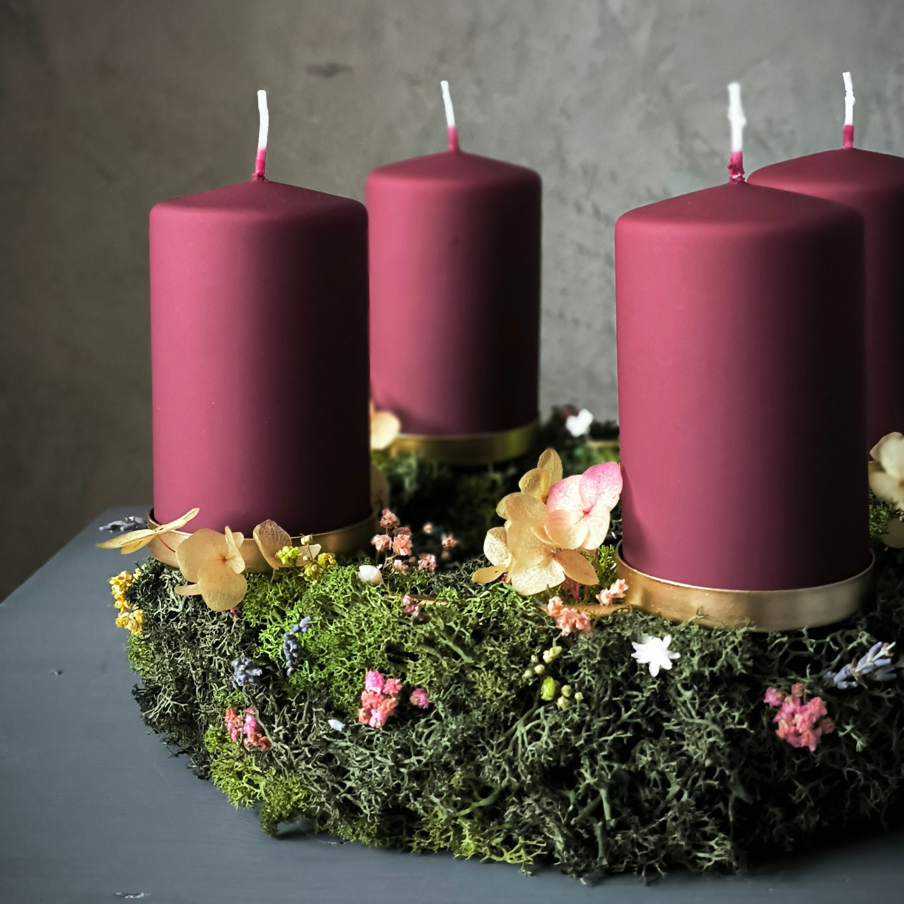 Adventskranz Fairytale Moss mit roten Kerzen