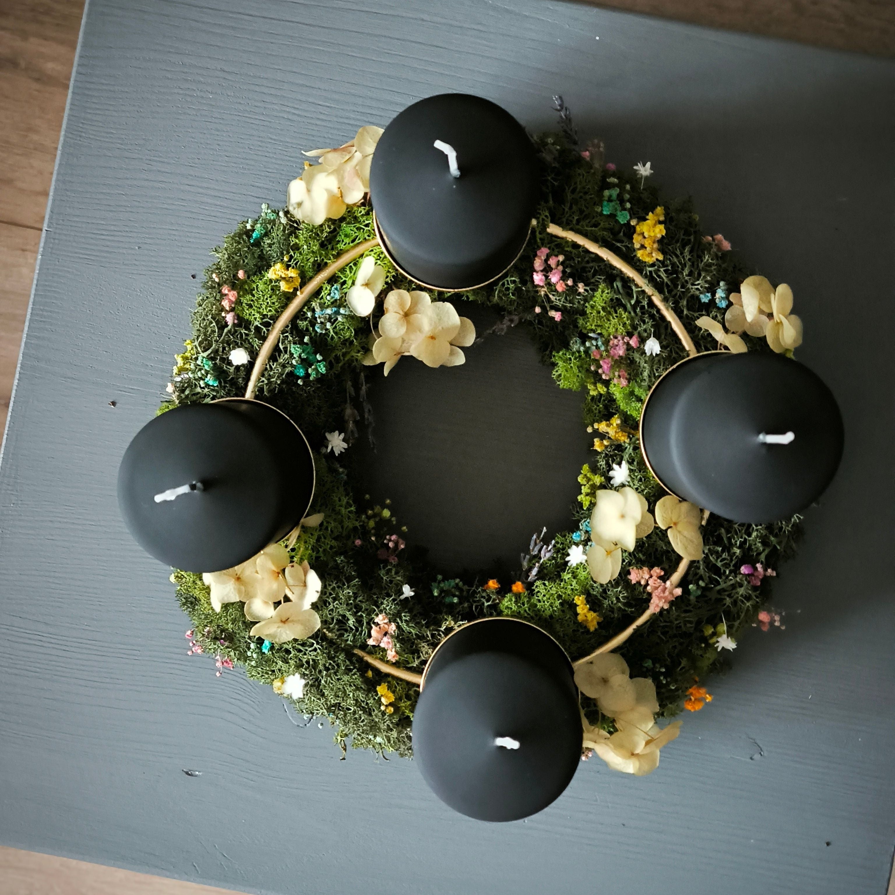 Adventskranz Fairytale moss mit schwarzen Kerzen