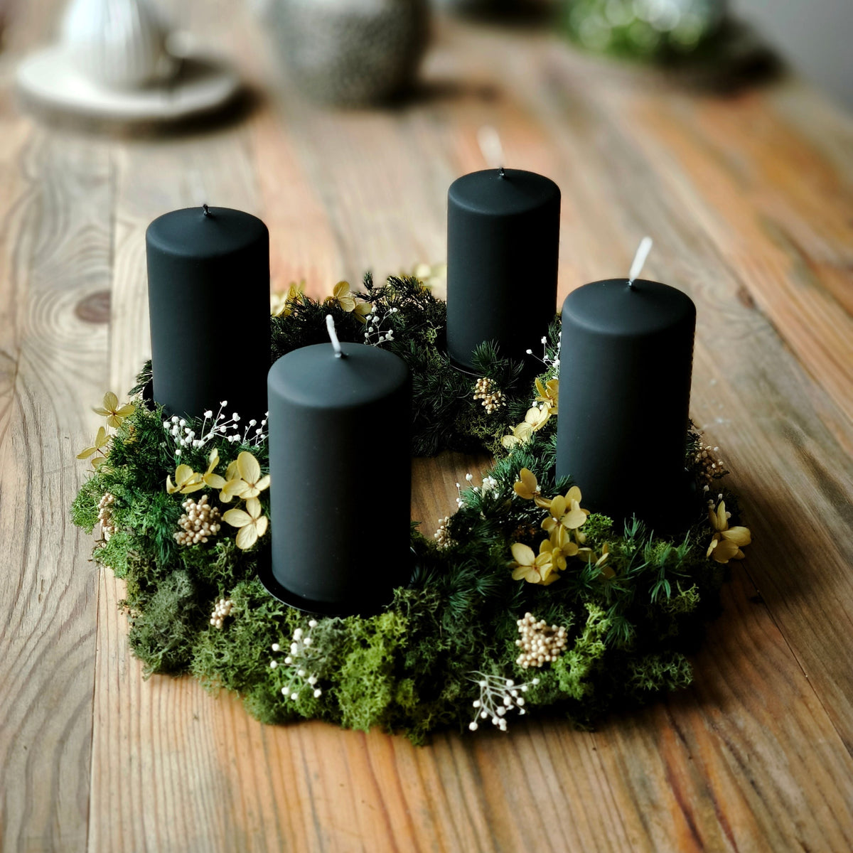 Adventskranz Workshop gestalten mit schwarzen Kerzen